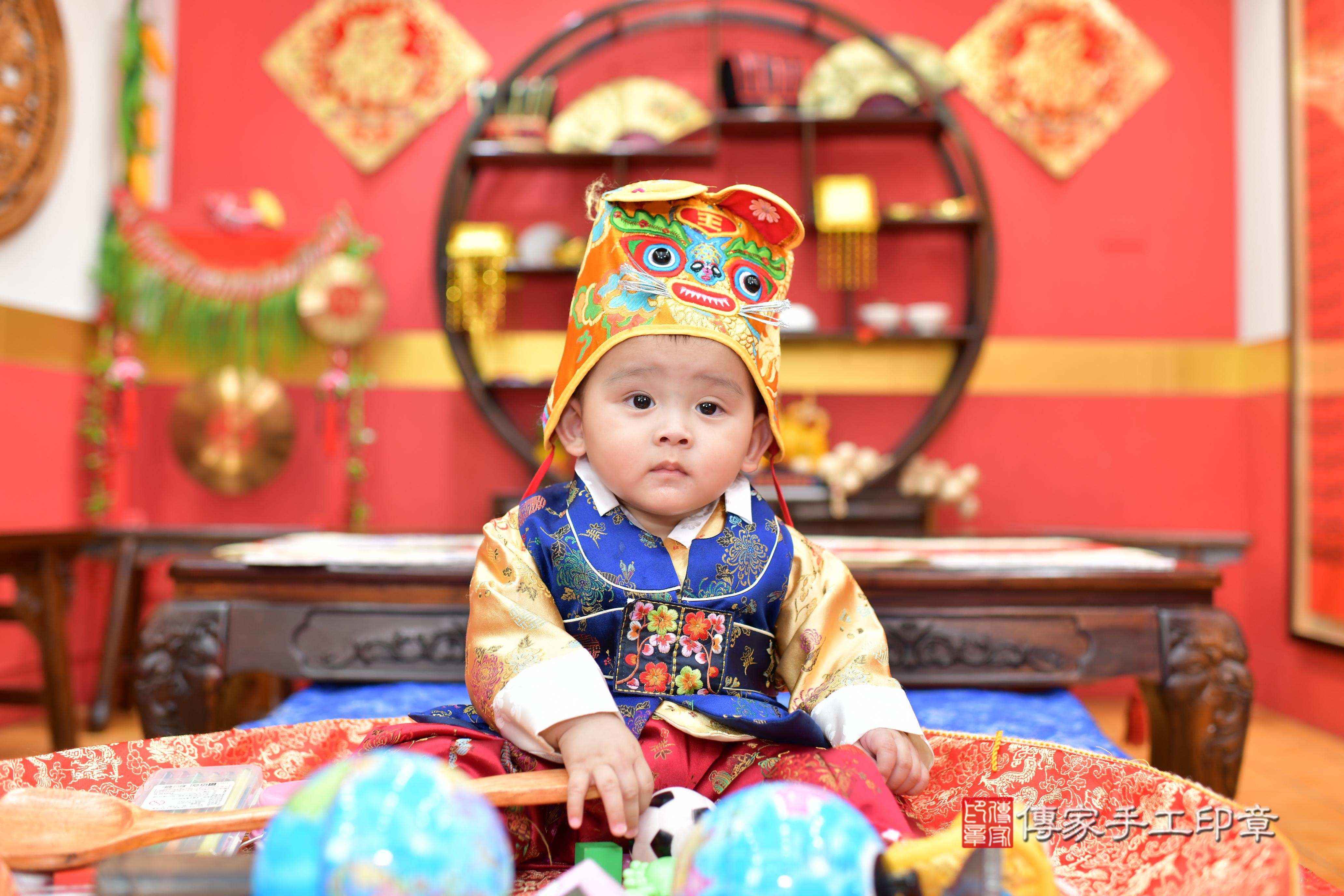 傳家手工印章桃園店、抓周、度脺、美式風會場、傳家嬰兒古禮、吉祥話、抓周道具物品24種、拍照。抓周證書。寶寶抓周、滿周歲、生日快樂、祝福 傳家手工印章桃園店、抓周、度脺、美式風會場、傳家嬰兒古禮、吉祥話、抓周道具物品24種、拍照。抓周證書。寶寶抓周、滿周歲、生日快樂、祝福