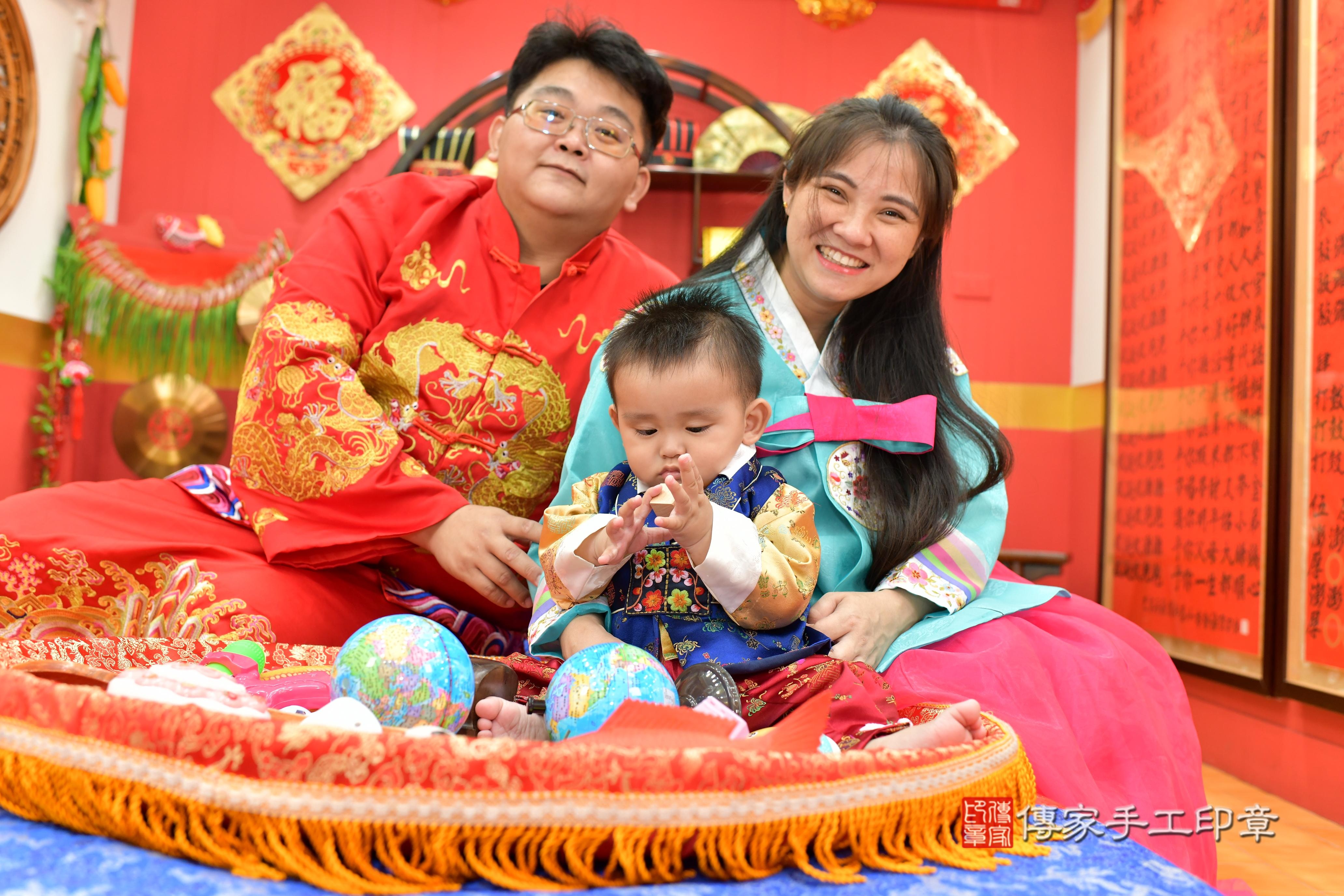 傳家手工印章桃園店、抓周、度脺、美式風會場、傳家嬰兒古禮、吉祥話、抓周道具物品24種、拍照。抓周證書。寶寶抓周、滿周歲、生日快樂、祝福 傳家手工印章桃園店、抓周、度脺、美式風會場、傳家嬰兒古禮、吉祥話、抓周道具物品24種、拍照。抓周證書。寶寶抓周、滿周歲、生日快樂、祝福