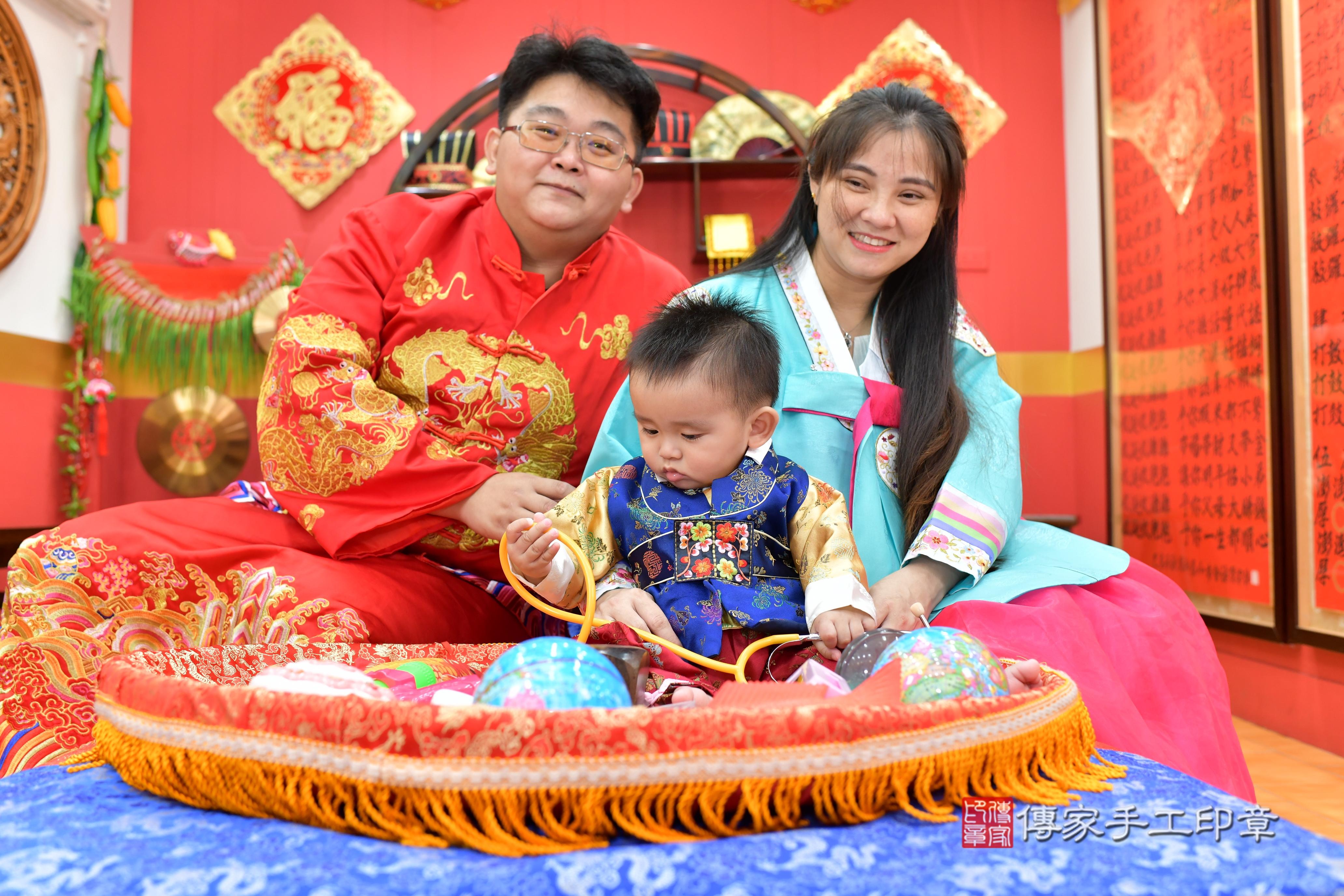 傳家手工印章桃園店、抓周、度脺、美式風會場、傳家嬰兒古禮、吉祥話、抓周道具物品24種、拍照。抓周證書。寶寶抓周、滿周歲、生日快樂、祝福 傳家手工印章桃園店、抓周、度脺、美式風會場、傳家嬰兒古禮、吉祥話、抓周道具物品24種、拍照。抓周證書。寶寶抓周、滿周歲、生日快樂、祝福
