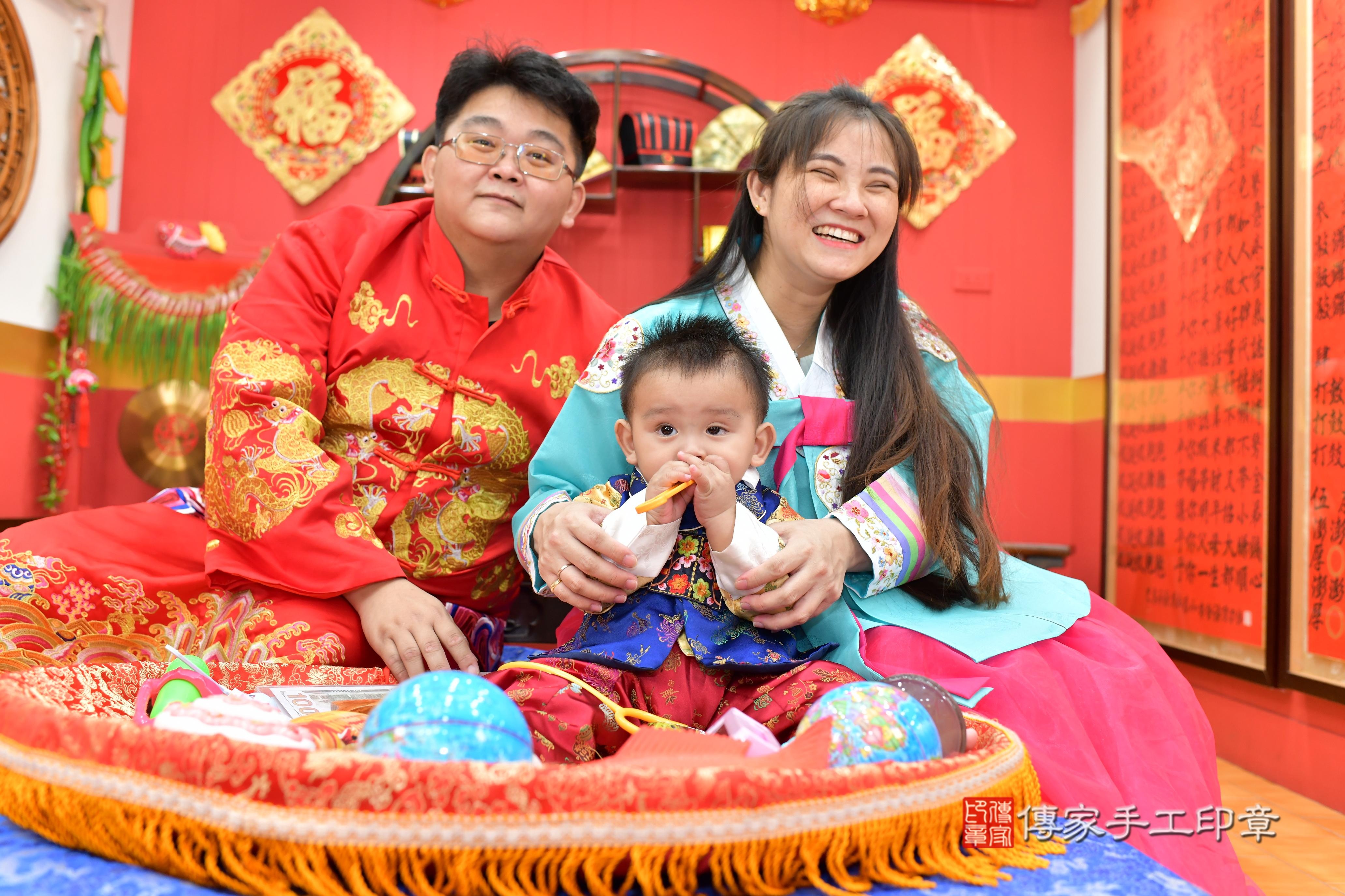 傳家手工印章桃園店、抓周、度脺、美式風會場、傳家嬰兒古禮、吉祥話、抓周道具物品24種、拍照。抓周證書。寶寶抓周、滿周歲、生日快樂、祝福 傳家手工印章桃園店、抓周、度脺、美式風會場、傳家嬰兒古禮、吉祥話、抓周道具物品24種、拍照。抓周證書。寶寶抓周、滿周歲、生日快樂、祝福