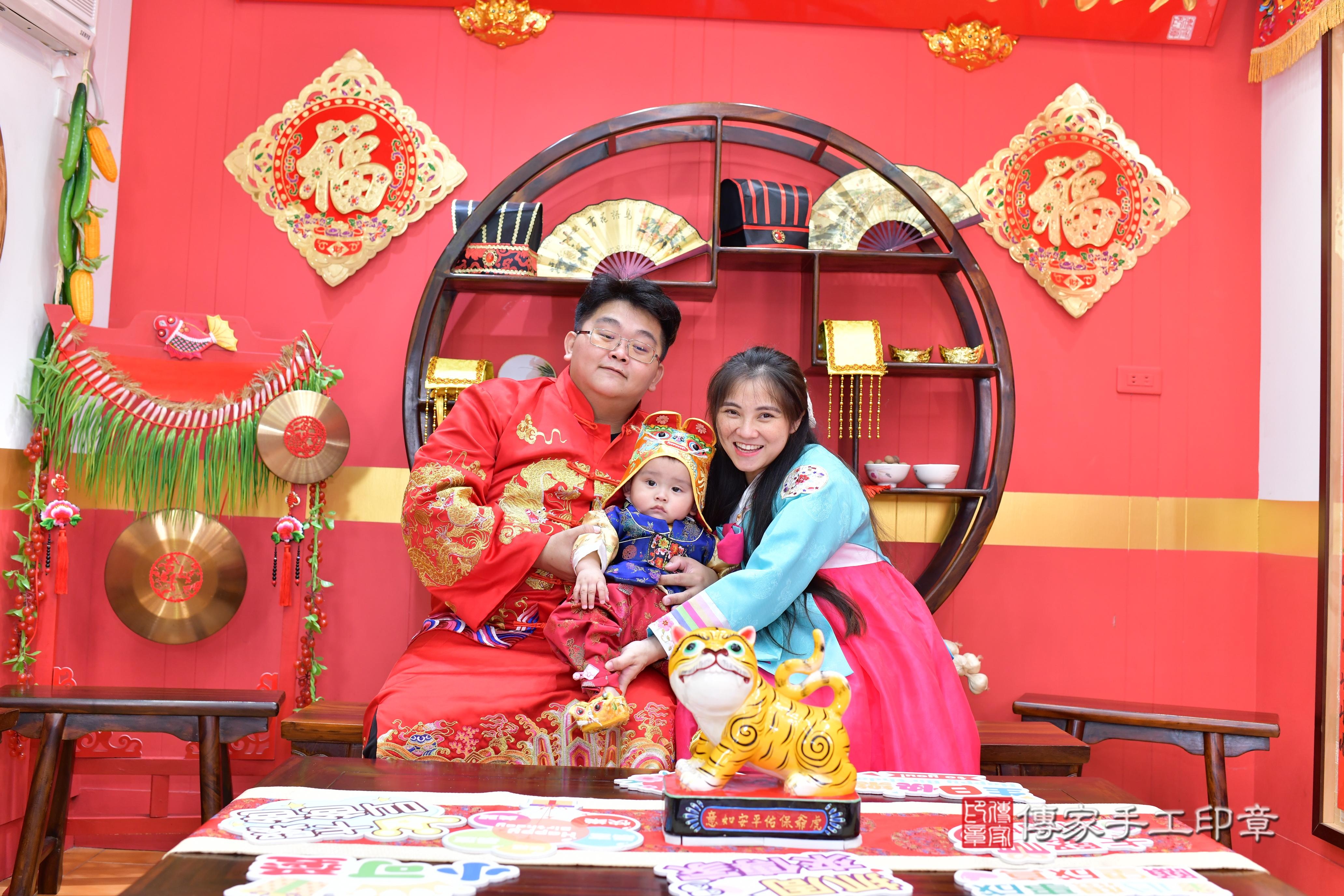 傳家手工印章桃園店、抓周、度脺、美式風會場、傳家嬰兒古禮、吉祥話、抓周道具物品24種、拍照。抓周證書。寶寶抓周、滿周歲、生日快樂、祝福 傳家手工印章桃園店、抓周、度脺、美式風會場、傳家嬰兒古禮、吉祥話、抓周道具物品24種、拍照。抓周證書。寶寶抓周、滿周歲、生日快樂、祝福