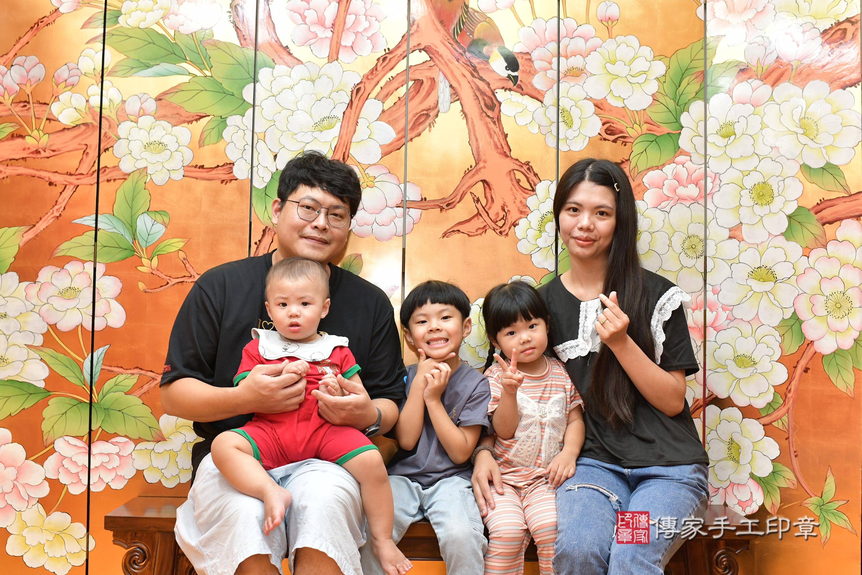 傳家手工印章桃園店、抓周、度脺、美式風會場、傳家嬰兒古禮、吉祥話、抓周道具物品24種、拍照。抓周證書。寶寶抓周、滿周歲、生日快樂、祝福