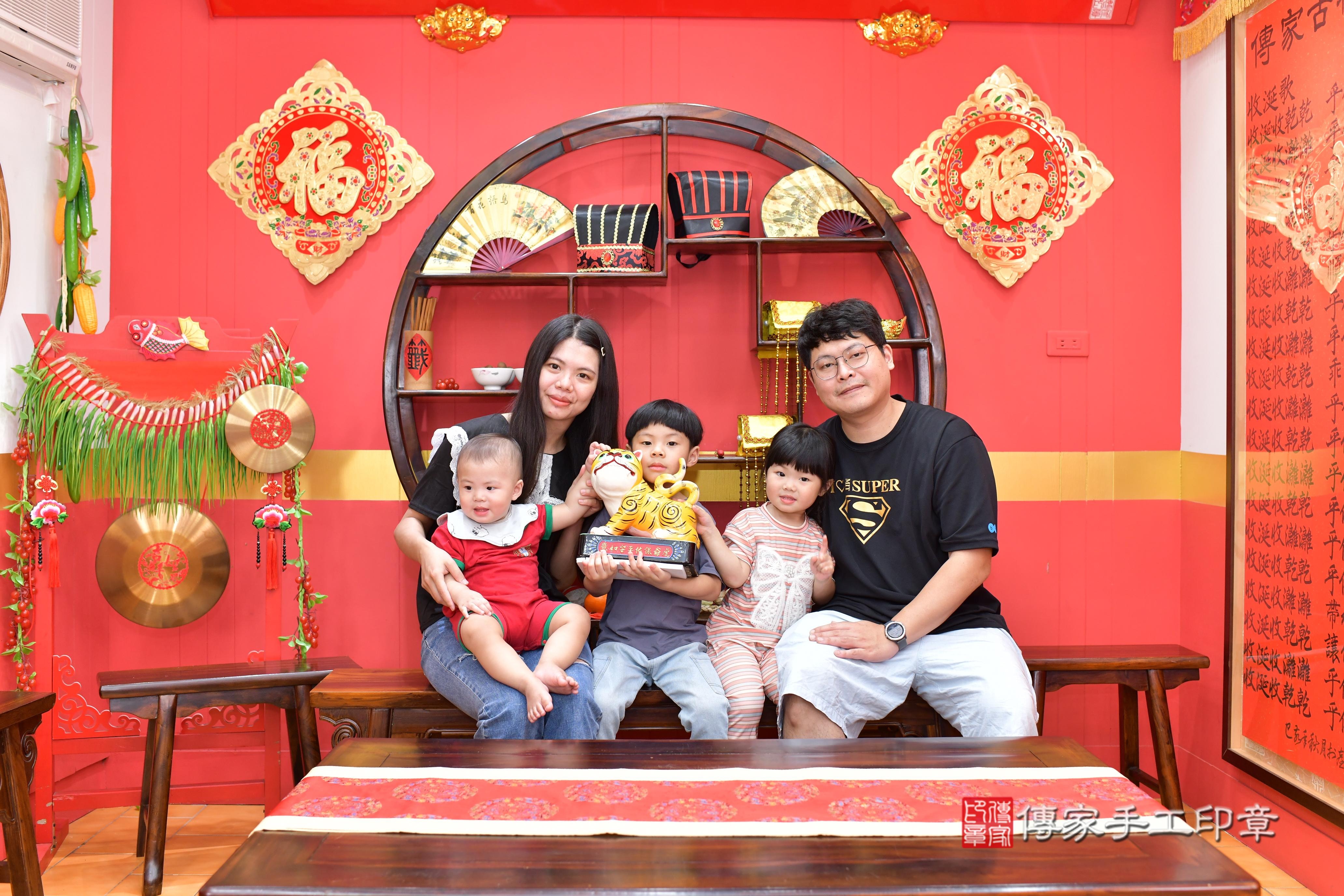 傳家手工印章桃園店、抓周、度脺、美式風會場、傳家嬰兒古禮、吉祥話、抓周道具物品24種、拍照。抓周證書。寶寶抓周、滿周歲、生日快樂、祝福 傳家手工印章桃園店、抓周、度脺、美式風會場、傳家嬰兒古禮、吉祥話、抓周道具物品24種、拍照。抓周證書。寶寶抓周、滿周歲、生日快樂、祝福