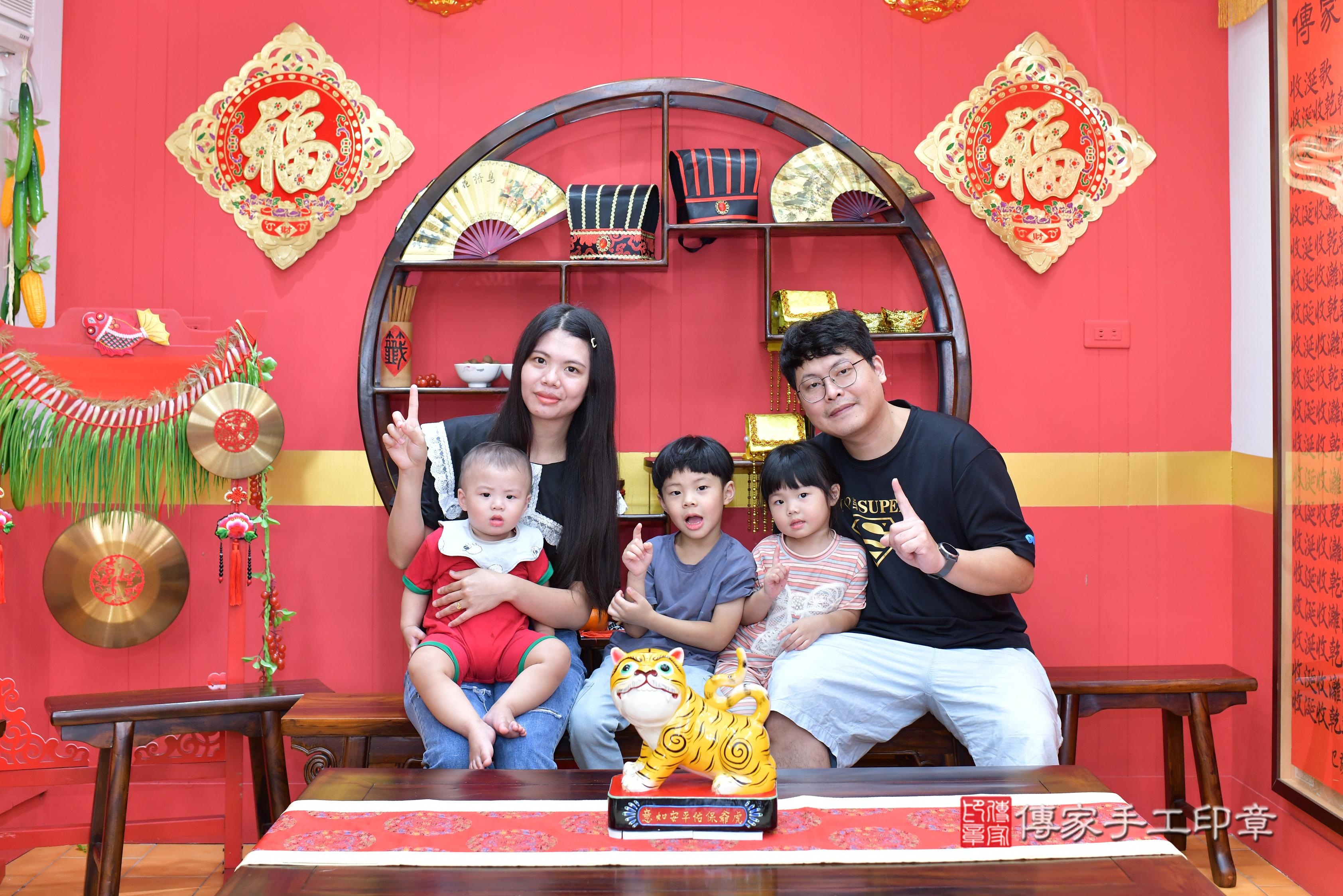 傳家手工印章桃園店、抓周、度脺、美式風會場、傳家嬰兒古禮、吉祥話、抓周道具物品24種、拍照。抓周證書。寶寶抓周、滿周歲、生日快樂、祝福 傳家手工印章桃園店、抓周、度脺、美式風會場、傳家嬰兒古禮、吉祥話、抓周道具物品24種、拍照。抓周證書。寶寶抓周、滿周歲、生日快樂、祝福