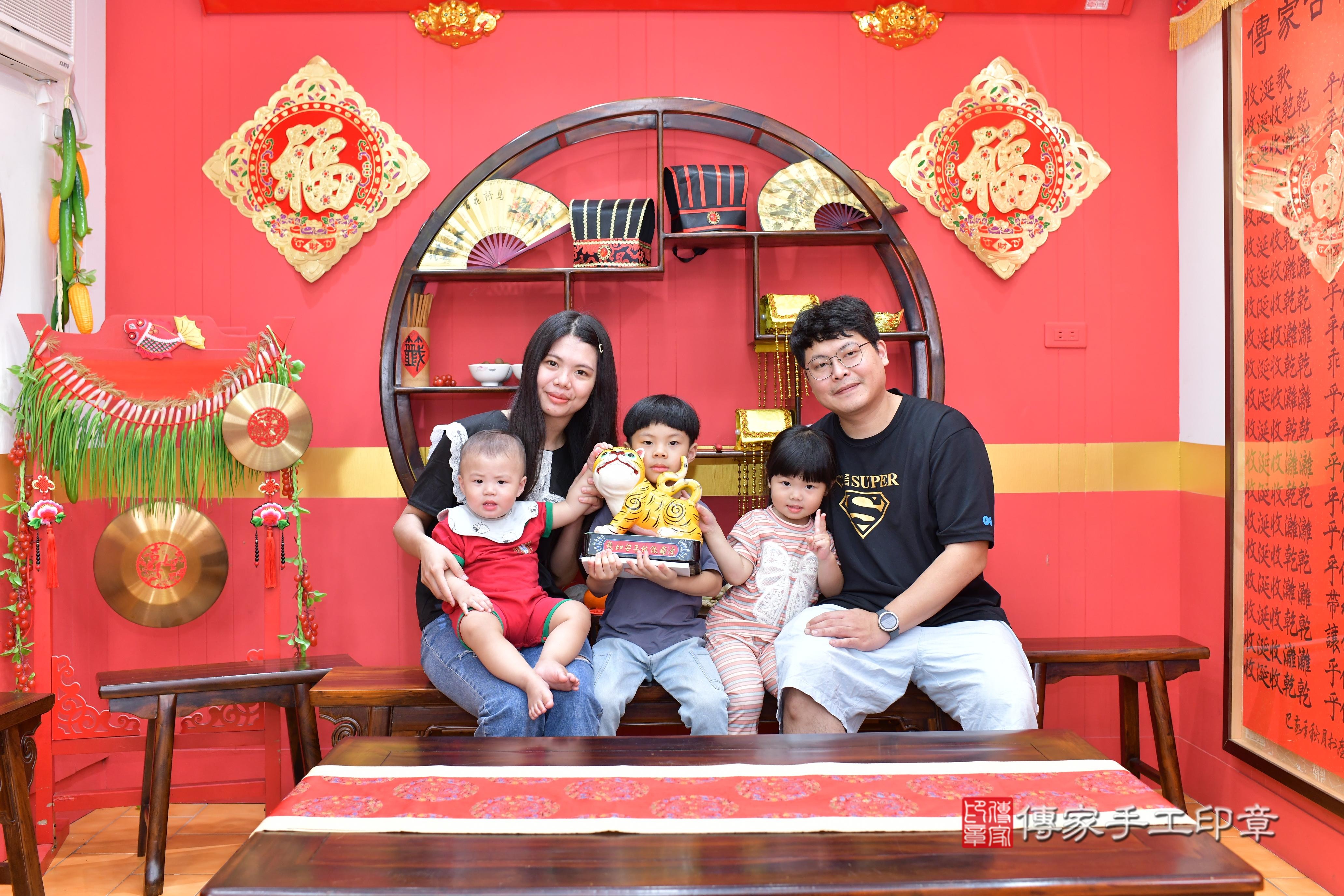 傳家手工印章桃園店、抓周、度脺、美式風會場、傳家嬰兒古禮、吉祥話、抓周道具物品24種、拍照。抓周證書。寶寶抓周、滿周歲、生日快樂、祝福 傳家手工印章桃園店、抓周、度脺、美式風會場、傳家嬰兒古禮、吉祥話、抓周道具物品24種、拍照。抓周證書。寶寶抓周、滿周歲、生日快樂、祝福