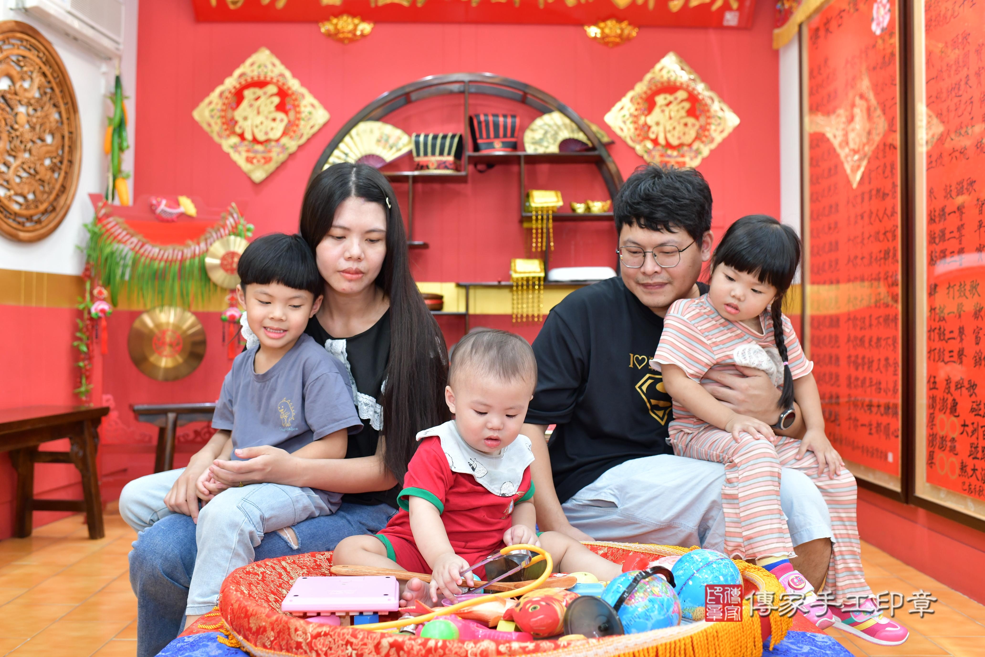 傳家手工印章桃園店、抓周、度脺、美式風會場、傳家嬰兒古禮、吉祥話、抓周道具物品24種、拍照。抓周證書。寶寶抓周、滿周歲、生日快樂、祝福 傳家手工印章桃園店、抓周、度脺、美式風會場、傳家嬰兒古禮、吉祥話、抓周道具物品24種、拍照。抓周證書。寶寶抓周、滿周歲、生日快樂、祝福