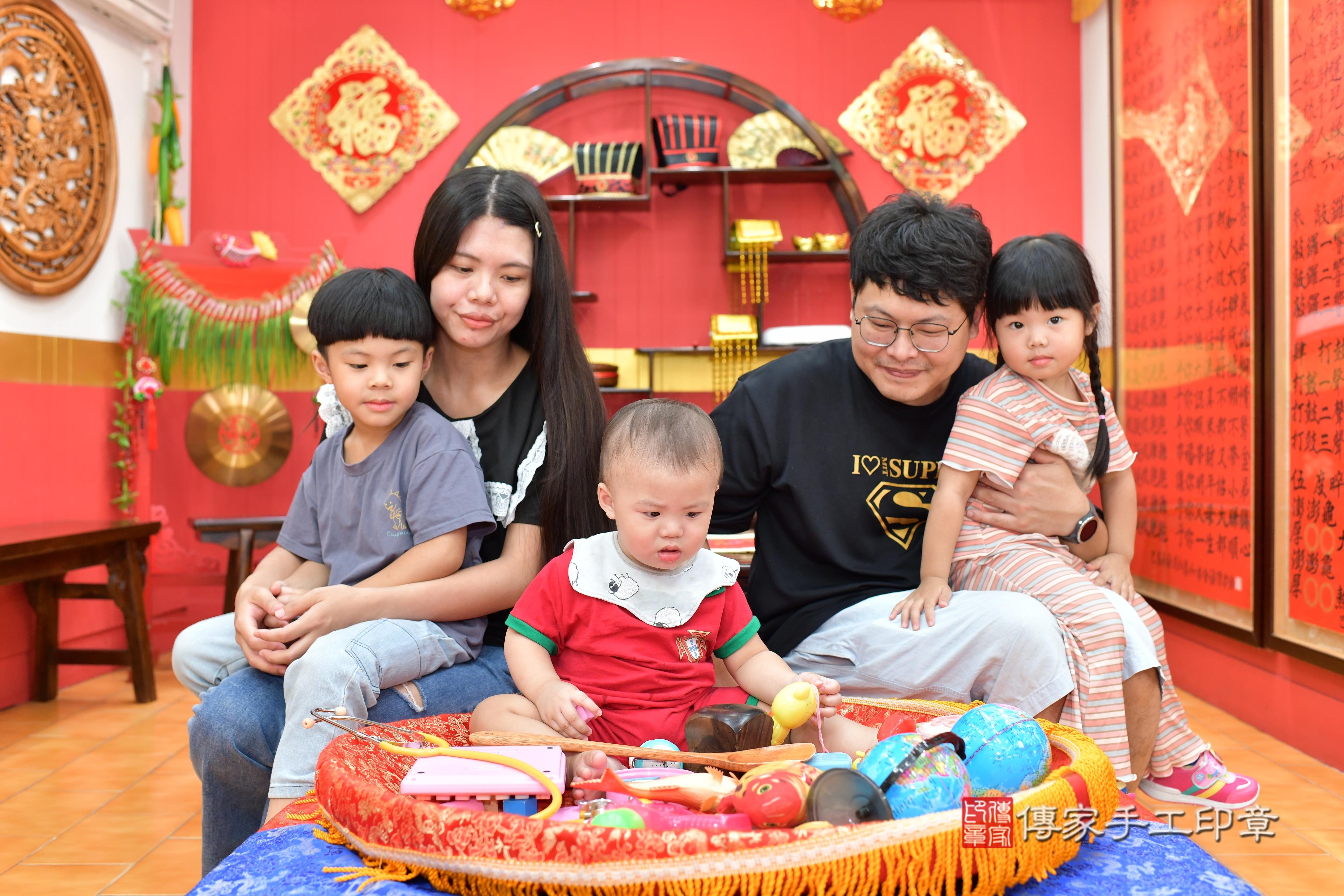 傳家手工印章桃園店、抓周、度脺、美式風會場、傳家嬰兒古禮、吉祥話、抓周道具物品24種、拍照。抓周證書。寶寶抓周、滿周歲、生日快樂、祝福 傳家手工印章桃園店、抓周、度脺、美式風會場、傳家嬰兒古禮、吉祥話、抓周道具物品24種、拍照。抓周證書。寶寶抓周、滿周歲、生日快樂、祝福