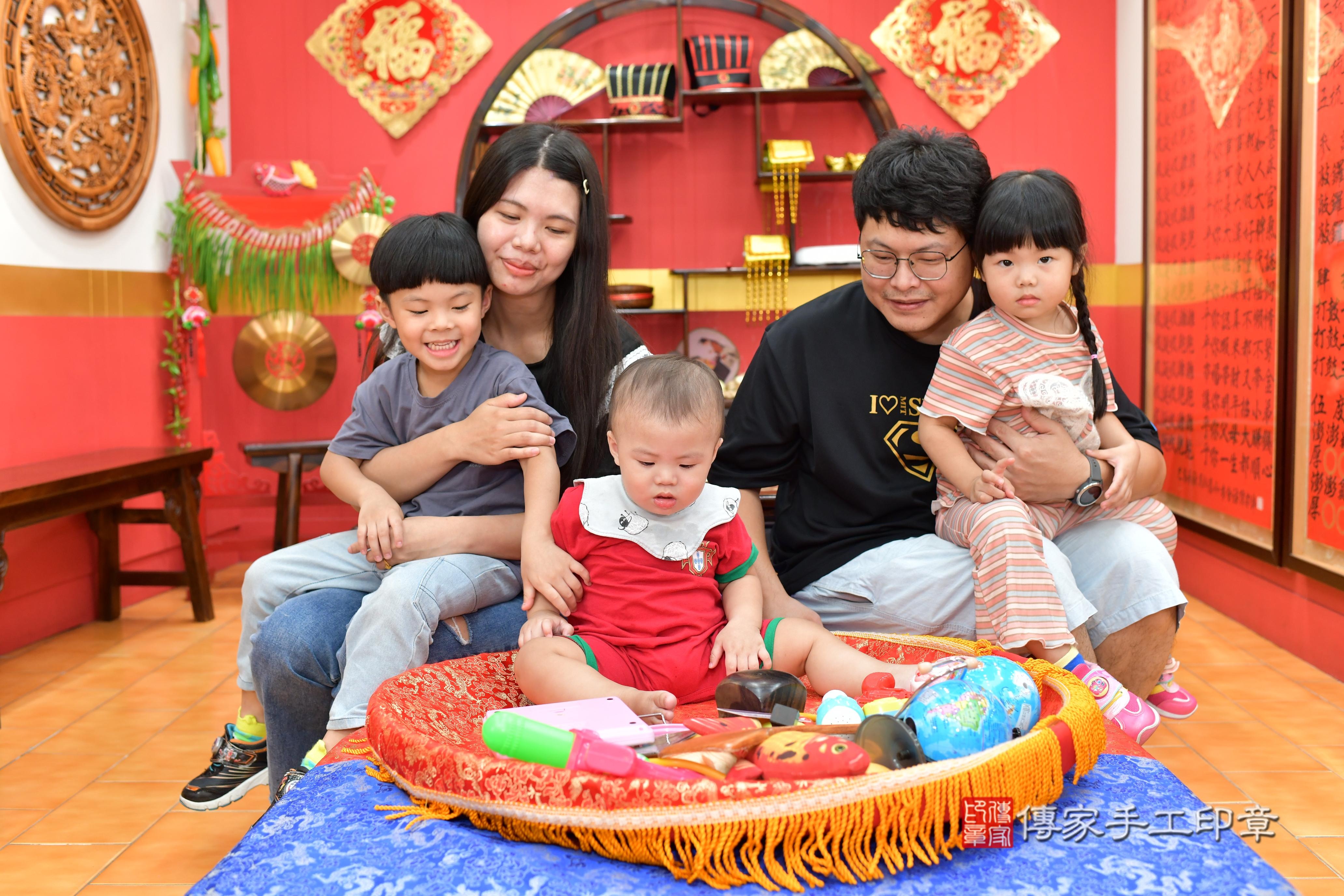 傳家手工印章桃園店、抓周、度脺、美式風會場、傳家嬰兒古禮、吉祥話、抓周道具物品24種、拍照。抓周證書。寶寶抓周、滿周歲、生日快樂、祝福 傳家手工印章桃園店、抓周、度脺、美式風會場、傳家嬰兒古禮、吉祥話、抓周道具物品24種、拍照。抓周證書。寶寶抓周、滿周歲、生日快樂、祝福