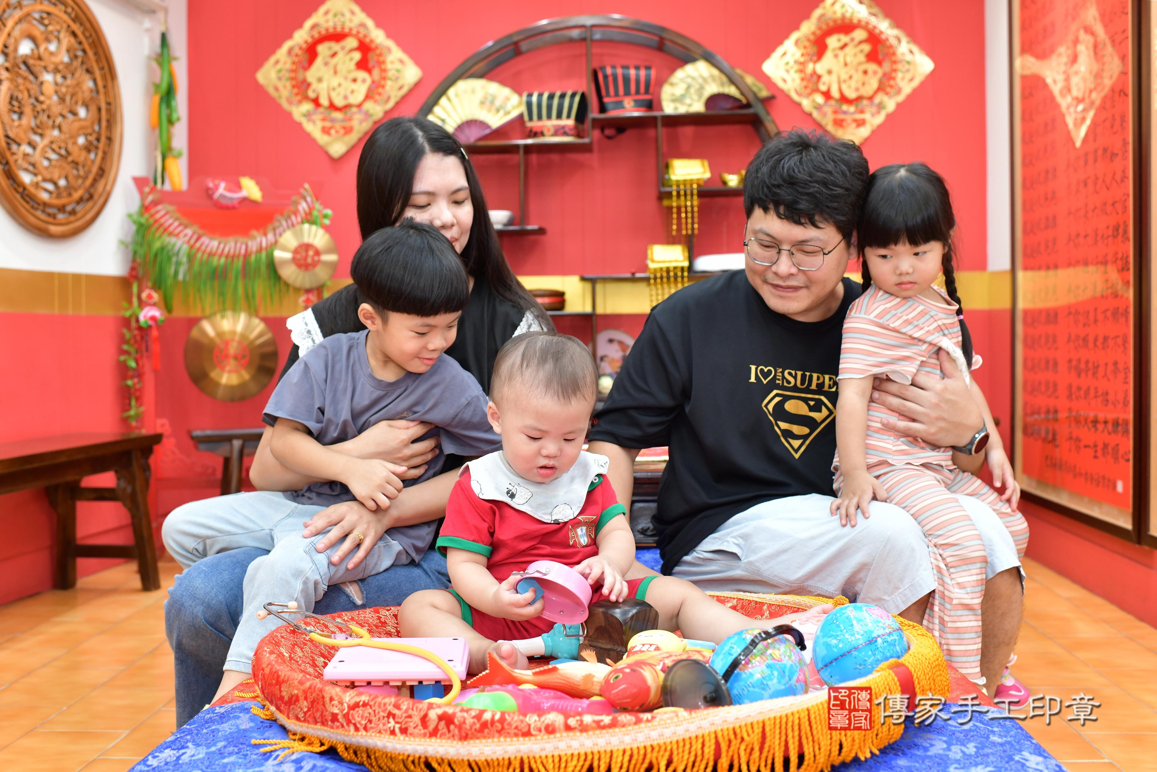 傳家手工印章桃園店、抓周、度脺、美式風會場、傳家嬰兒古禮、吉祥話、抓周道具物品24種、拍照。抓周證書。寶寶抓周、滿周歲、生日快樂、祝福 傳家手工印章桃園店、抓周、度脺、美式風會場、傳家嬰兒古禮、吉祥話、抓周道具物品24種、拍照。抓周證書。寶寶抓周、滿周歲、生日快樂、祝福