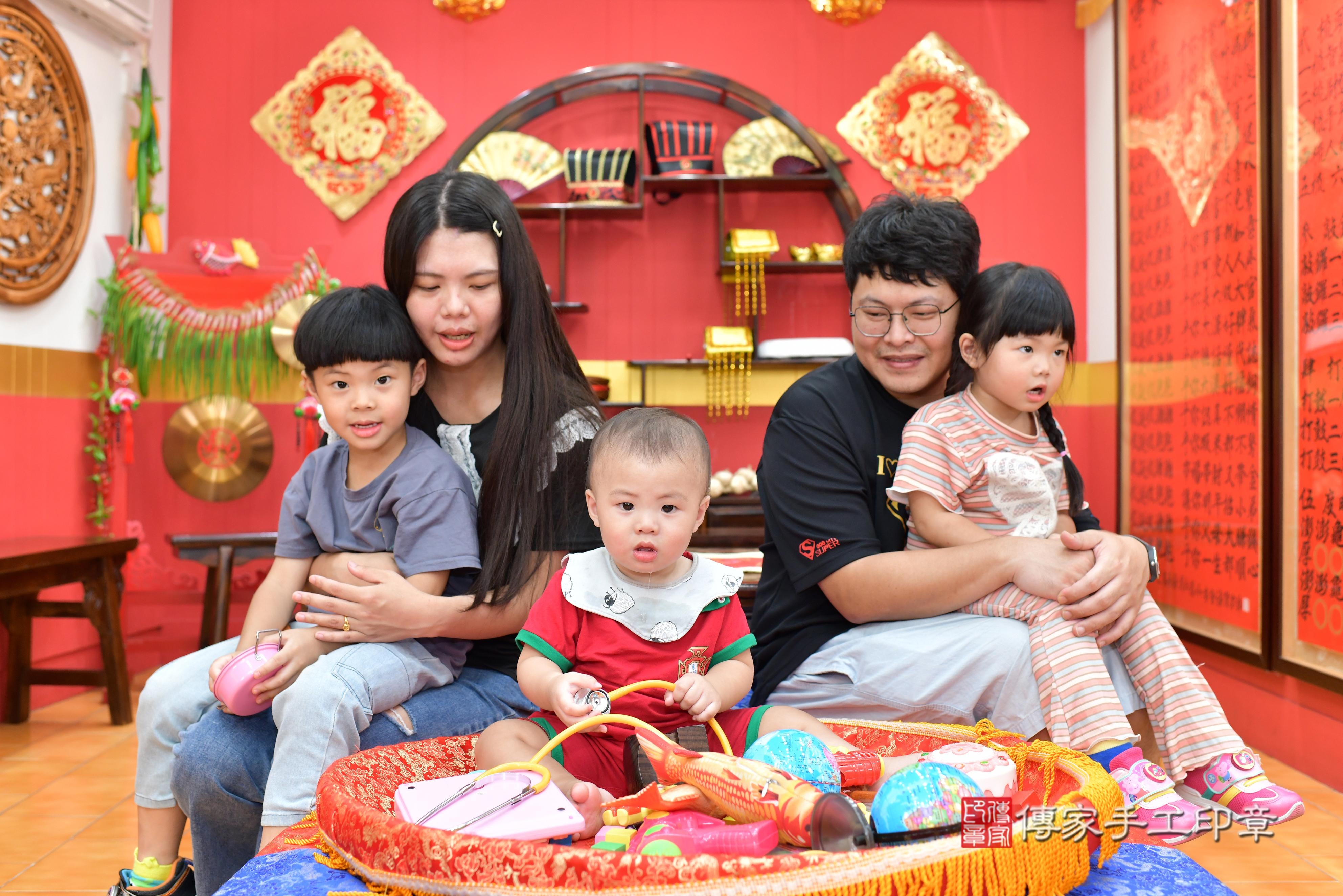 傳家手工印章桃園店、抓周、度脺、美式風會場、傳家嬰兒古禮、吉祥話、抓周道具物品24種、拍照。抓周證書。寶寶抓周、滿周歲、生日快樂、祝福 傳家手工印章桃園店、抓周、度脺、美式風會場、傳家嬰兒古禮、吉祥話、抓周道具物品24種、拍照。抓周證書。寶寶抓周、滿周歲、生日快樂、祝福