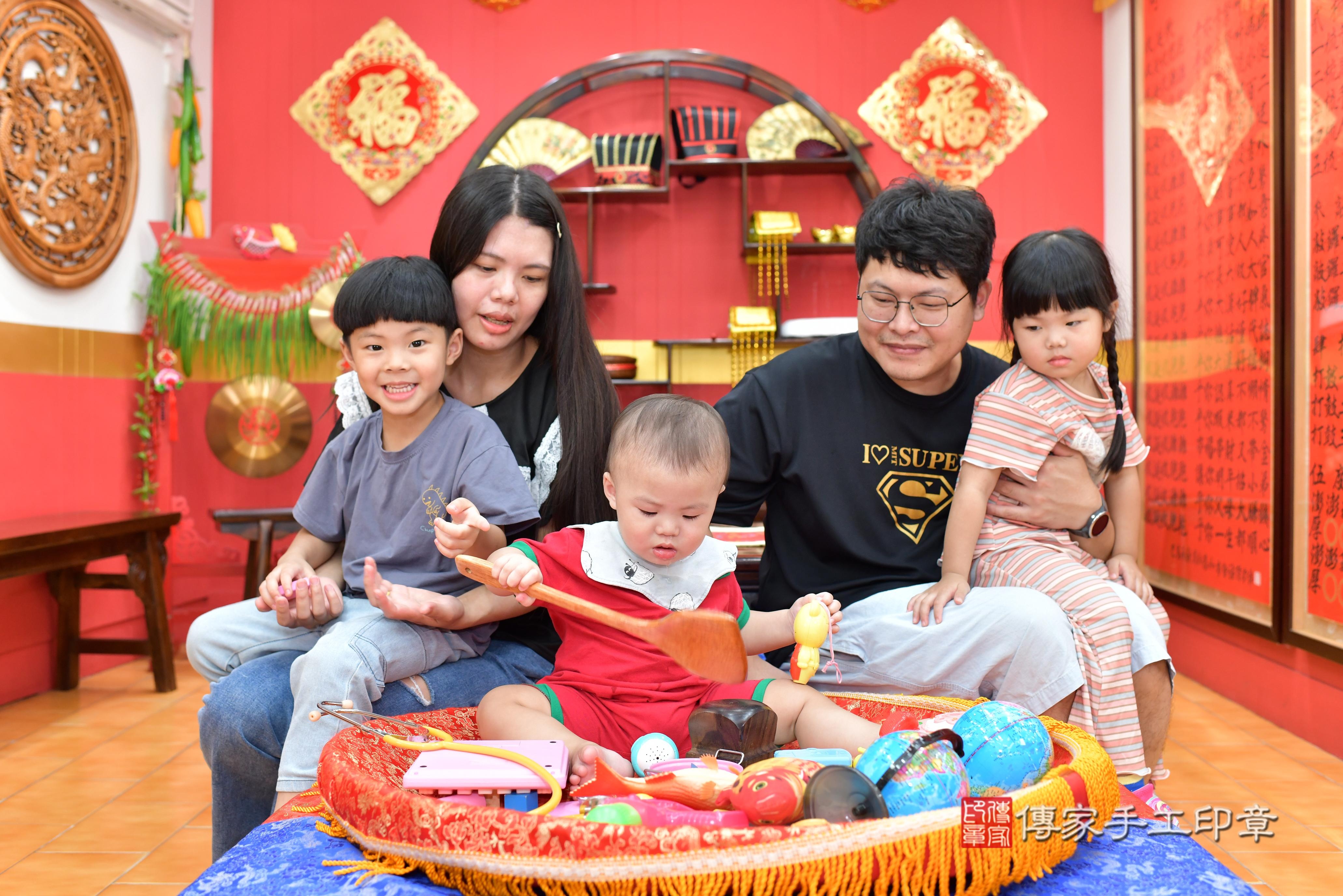 傳家手工印章桃園店、抓周、度脺、美式風會場、傳家嬰兒古禮、吉祥話、抓周道具物品24種、拍照。抓周證書。寶寶抓周、滿周歲、生日快樂、祝福 傳家手工印章桃園店、抓周、度脺、美式風會場、傳家嬰兒古禮、吉祥話、抓周道具物品24種、拍照。抓周證書。寶寶抓周、滿周歲、生日快樂、祝福