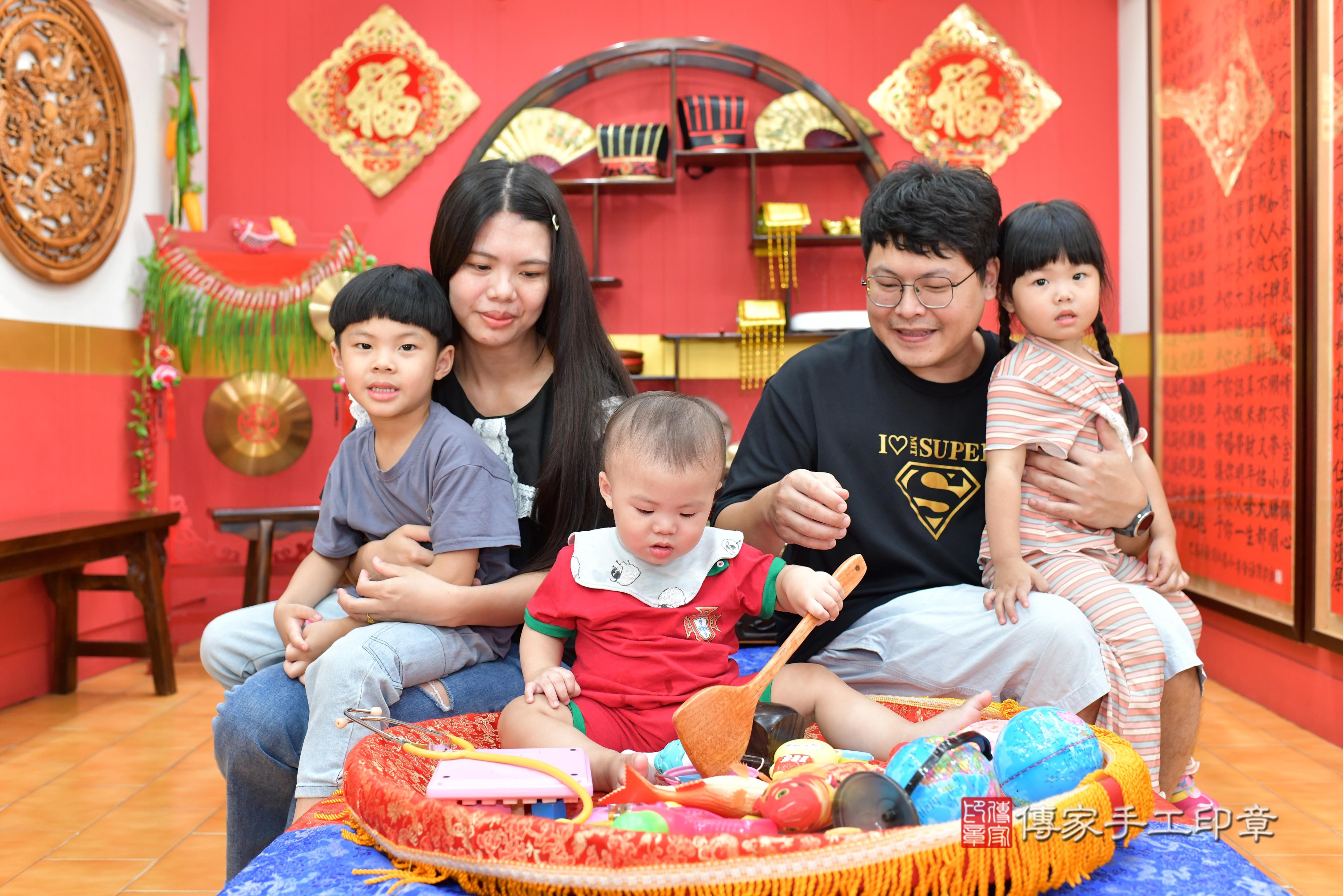 傳家手工印章桃園店、抓周、度脺、美式風會場、傳家嬰兒古禮、吉祥話、抓周道具物品24種、拍照。抓周證書。寶寶抓周、滿周歲、生日快樂、祝福 傳家手工印章桃園店、抓周、度脺、美式風會場、傳家嬰兒古禮、吉祥話、抓周道具物品24種、拍照。抓周證書。寶寶抓周、滿周歲、生日快樂、祝福