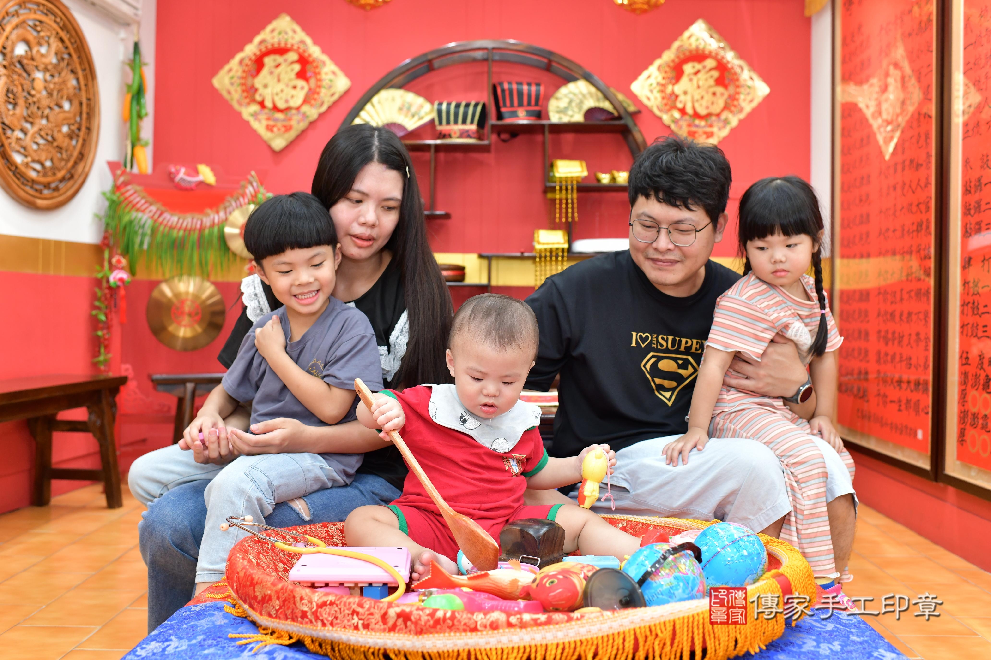 傳家手工印章桃園店、抓周、度脺、美式風會場、傳家嬰兒古禮、吉祥話、抓周道具物品24種、拍照。抓周證書。寶寶抓周、滿周歲、生日快樂、祝福 傳家手工印章桃園店、抓周、度脺、美式風會場、傳家嬰兒古禮、吉祥話、抓周道具物品24種、拍照。抓周證書。寶寶抓周、滿周歲、生日快樂、祝福