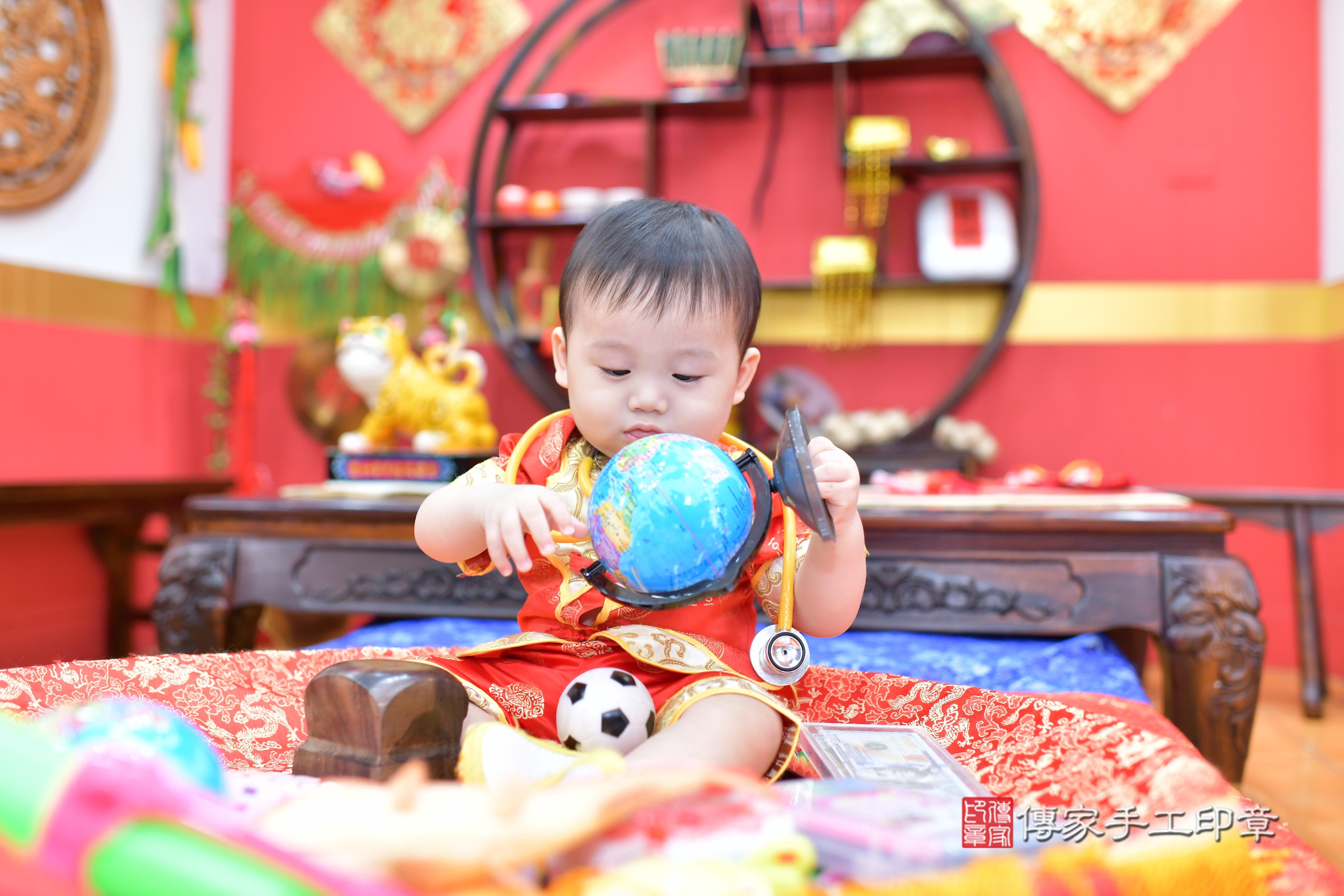 傳家手工印章桃園店、抓周、度脺、美式風會場、傳家嬰兒古禮、吉祥話、抓周道具物品24種、拍照。抓周證書。寶寶抓周、滿周歲、生日快樂、祝福 傳家手工印章桃園店、抓周、度脺、美式風會場、傳家嬰兒古禮、吉祥話、抓周道具物品24種、拍照。抓周證書。寶寶抓周、滿周歲、生日快樂、祝福