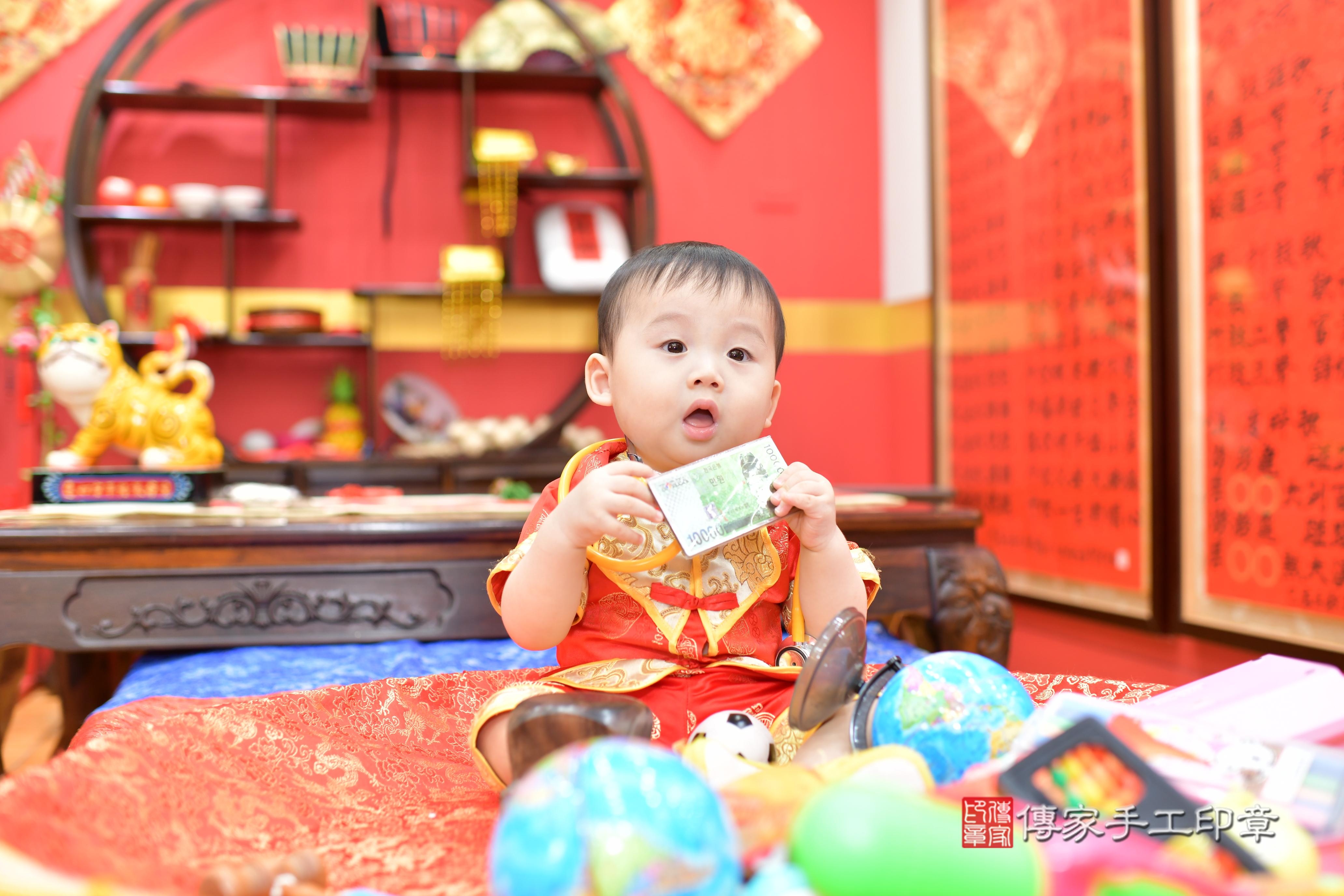 傳家手工印章桃園店、抓周、度脺、美式風會場、傳家嬰兒古禮、吉祥話、抓周道具物品24種、拍照。抓周證書。寶寶抓周、滿周歲、生日快樂、祝福 傳家手工印章桃園店、抓周、度脺、美式風會場、傳家嬰兒古禮、吉祥話、抓周道具物品24種、拍照。抓周證書。寶寶抓周、滿周歲、生日快樂、祝福