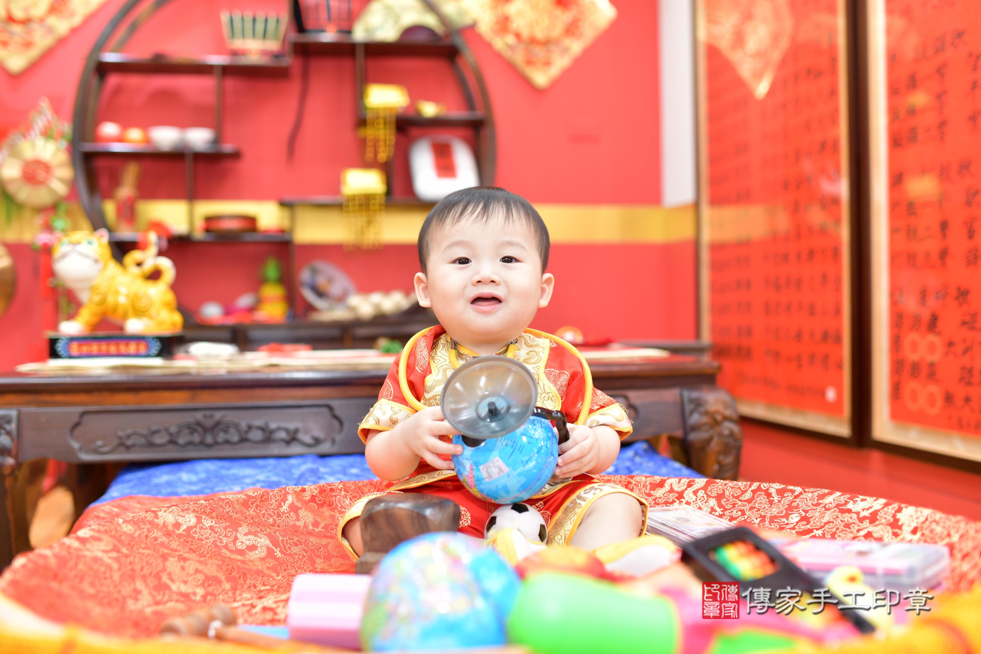 傳家手工印章桃園店、抓周、度脺、美式風會場、傳家嬰兒古禮、吉祥話、抓周道具物品24種、拍照。抓周證書。寶寶抓周、滿周歲、生日快樂、祝福 傳家手工印章桃園店、抓周、度脺、美式風會場、傳家嬰兒古禮、吉祥話、抓周道具物品24種、拍照。抓周證書。寶寶抓周、滿周歲、生日快樂、祝福