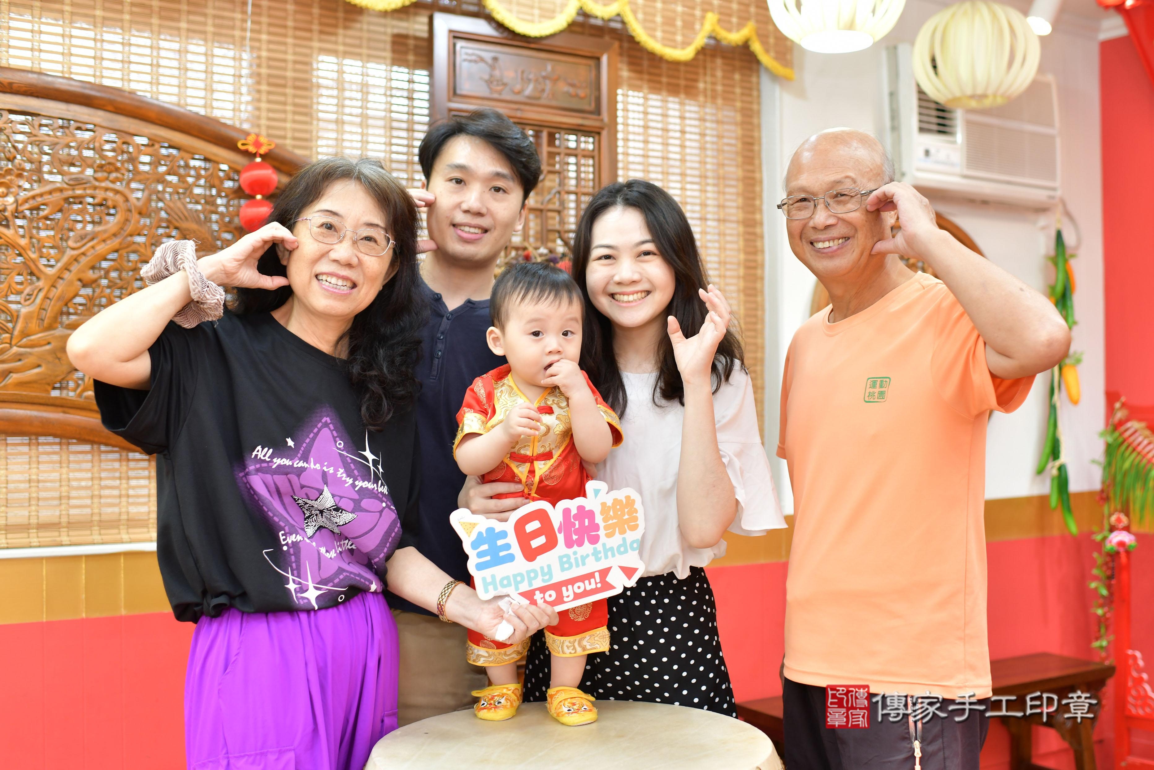 傳家手工印章桃園店、抓周、度脺、美式風會場、傳家嬰兒古禮、吉祥話、抓周道具物品24種、拍照。抓周證書。寶寶抓周、滿周歲、生日快樂、祝福 傳家手工印章桃園店、抓周、度脺、美式風會場、傳家嬰兒古禮、吉祥話、抓周道具物品24種、拍照。抓周證書。寶寶抓周、滿周歲、生日快樂、祝福