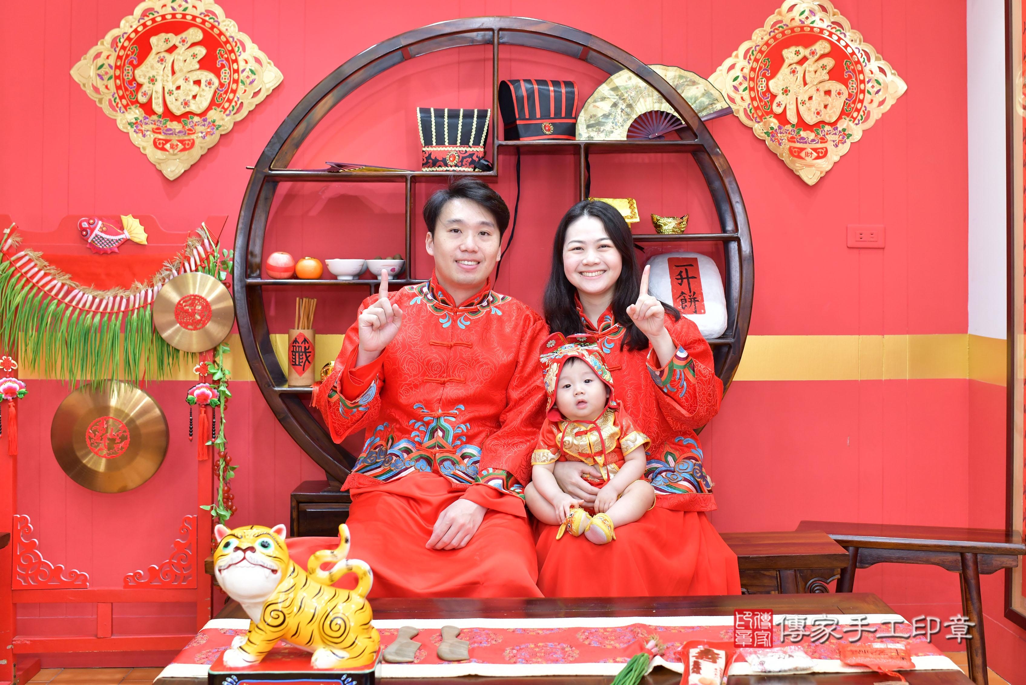 傳家手工印章桃園店、抓周、度脺、美式風會場、傳家嬰兒古禮、吉祥話、抓周道具物品24種、拍照。抓周證書。寶寶抓周、滿周歲、生日快樂、祝福 傳家手工印章桃園店、抓周、度脺、美式風會場、傳家嬰兒古禮、吉祥話、抓周道具物品24種、拍照。抓周證書。寶寶抓周、滿周歲、生日快樂、祝福