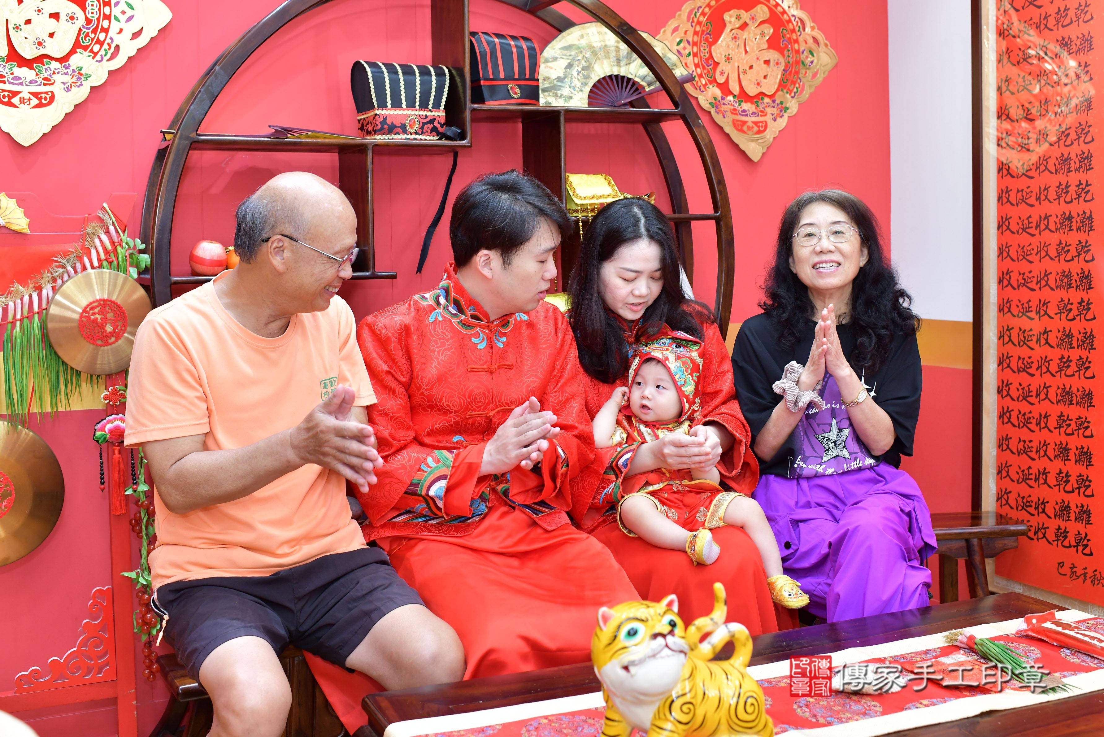 傳家手工印章桃園店、抓周、度脺、美式風會場、傳家嬰兒古禮、吉祥話、抓周道具物品24種、拍照。抓周證書。寶寶抓周、滿周歲、生日快樂、祝福 傳家手工印章桃園店、抓周、度脺、美式風會場、傳家嬰兒古禮、吉祥話、抓周道具物品24種、拍照。抓周證書。寶寶抓周、滿周歲、生日快樂、祝福