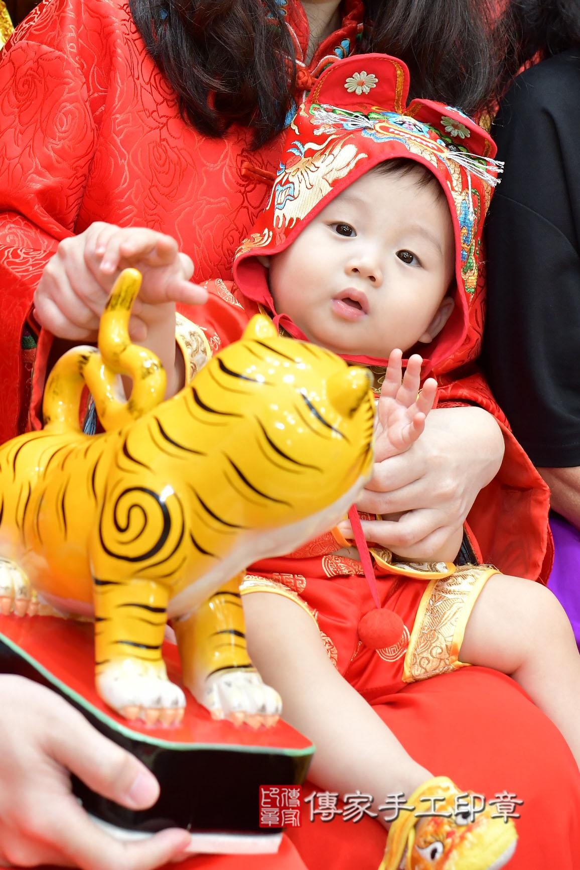 傳家手工印章桃園店、抓周、度脺、美式風會場、傳家嬰兒古禮、吉祥話、抓周道具物品24種、拍照。抓周證書。寶寶抓周、滿周歲、生日快樂、祝福 傳家手工印章桃園店、抓周、度脺、美式風會場、傳家嬰兒古禮、吉祥話、抓周道具物品24種、拍照。抓周證書。寶寶抓周、滿周歲、生日快樂、祝福