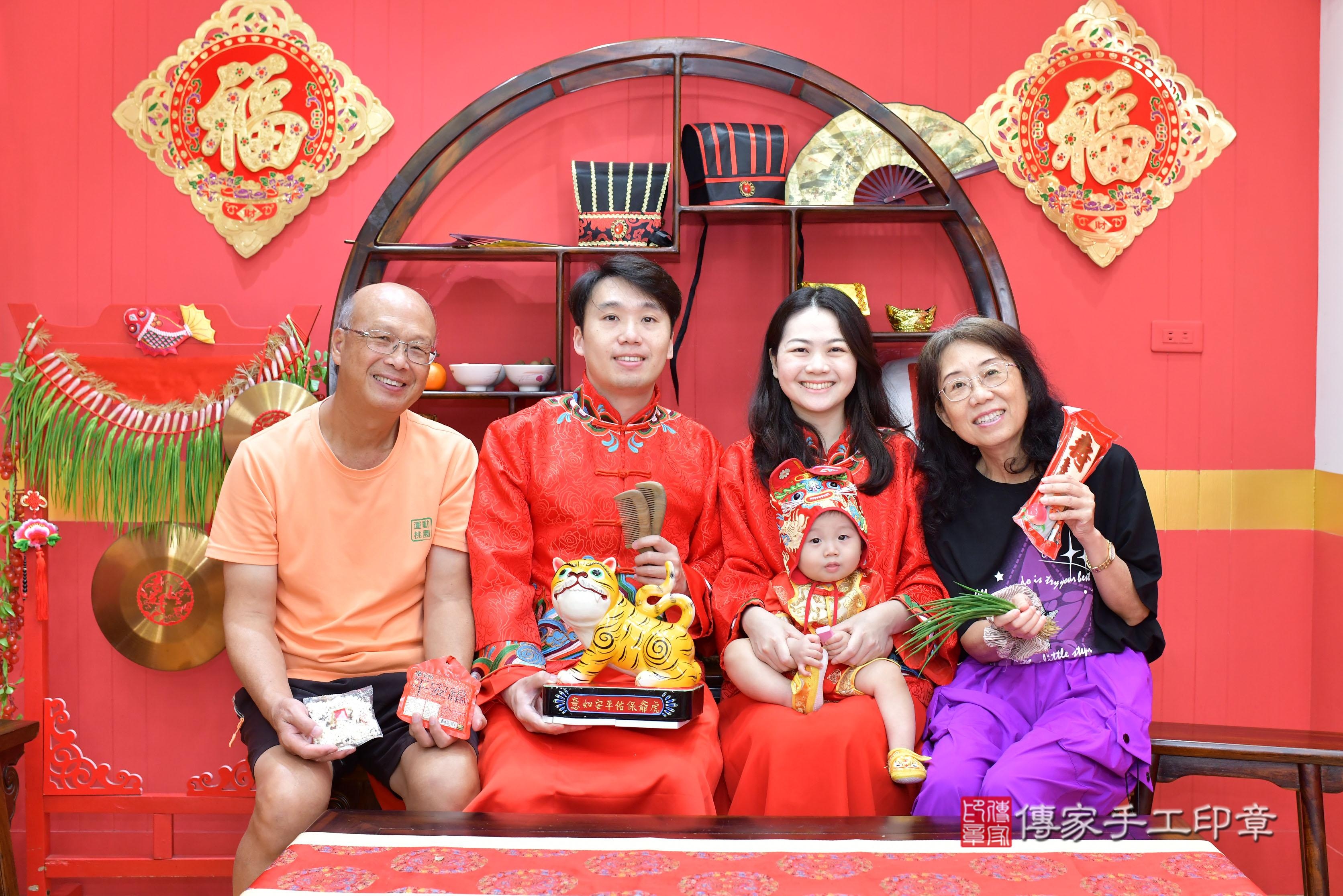 傳家手工印章桃園店、抓周、度脺、美式風會場、傳家嬰兒古禮、吉祥話、抓周道具物品24種、拍照。抓周證書。寶寶抓周、滿周歲、生日快樂、祝福 傳家手工印章桃園店、抓周、度脺、美式風會場、傳家嬰兒古禮、吉祥話、抓周道具物品24種、拍照。抓周證書。寶寶抓周、滿周歲、生日快樂、祝福