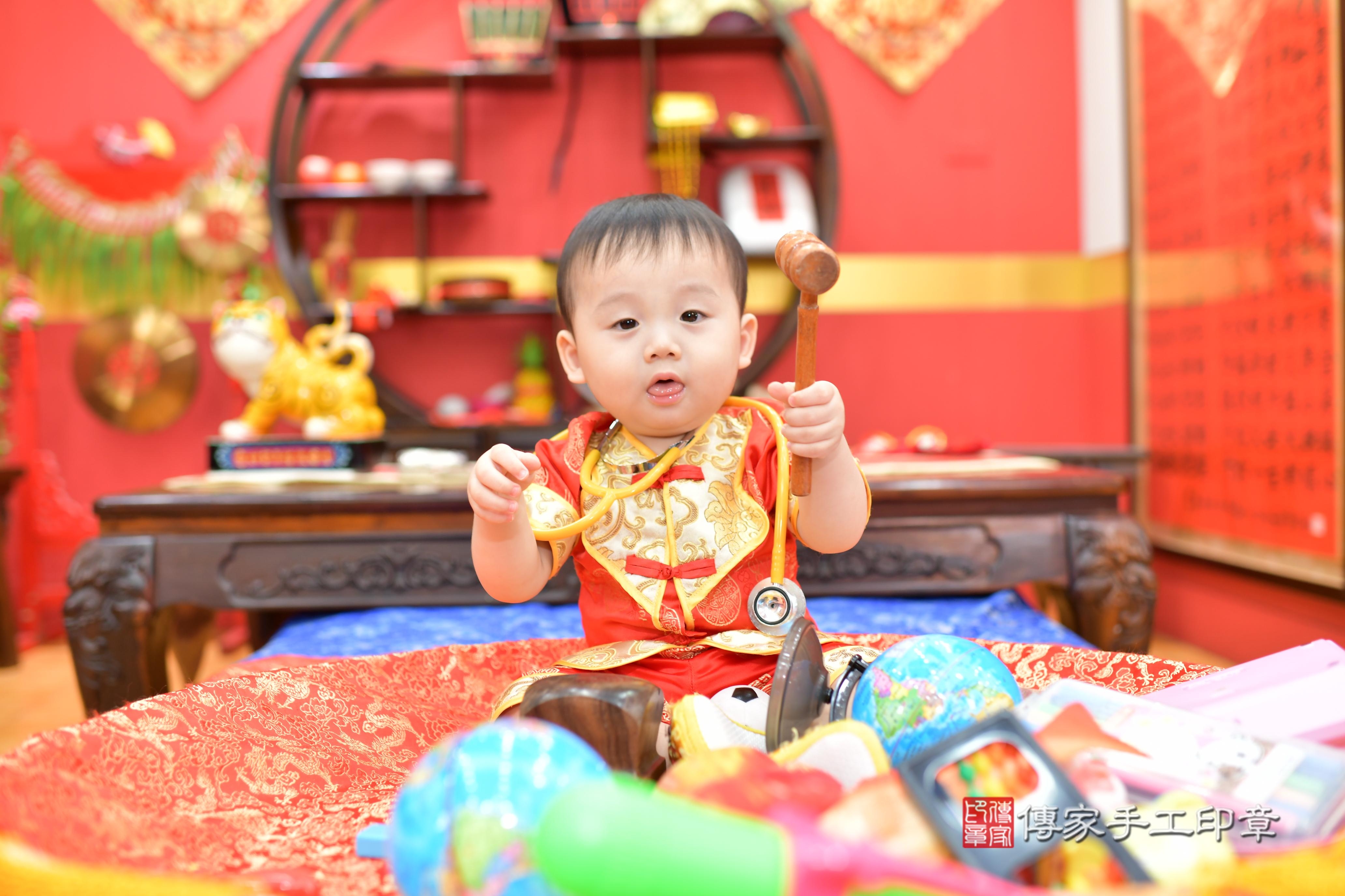 傳家手工印章桃園店、抓周、度脺、美式風會場、傳家嬰兒古禮、吉祥話、抓周道具物品24種、拍照。抓周證書。寶寶抓周、滿周歲、生日快樂、祝福 傳家手工印章桃園店、抓周、度脺、美式風會場、傳家嬰兒古禮、吉祥話、抓周道具物品24種、拍照。抓周證書。寶寶抓周、滿周歲、生日快樂、祝福