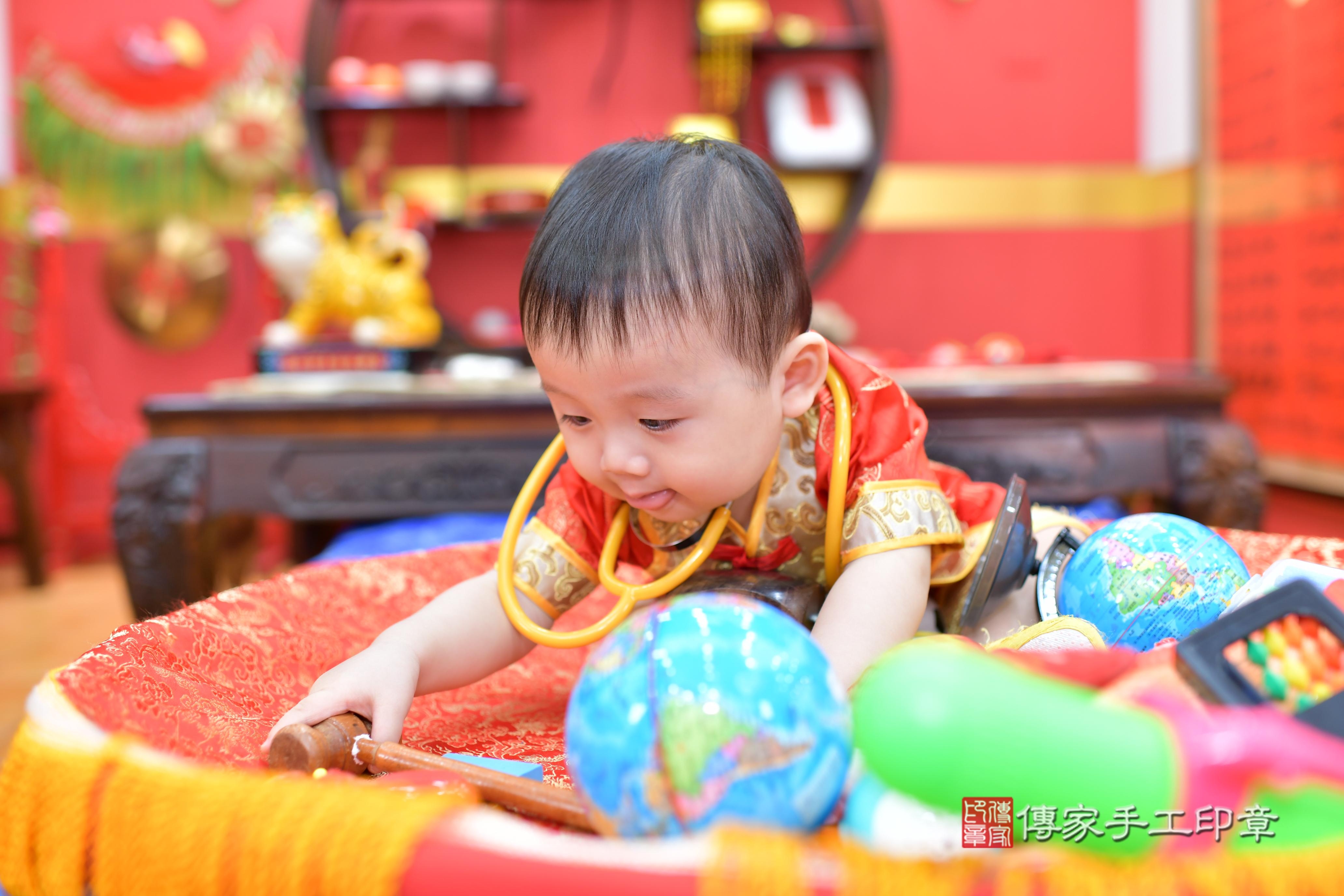 傳家手工印章桃園店、抓周、度脺、美式風會場、傳家嬰兒古禮、吉祥話、抓周道具物品24種、拍照。抓周證書。寶寶抓周、滿周歲、生日快樂、祝福 傳家手工印章桃園店、抓周、度脺、美式風會場、傳家嬰兒古禮、吉祥話、抓周道具物品24種、拍照。抓周證書。寶寶抓周、滿周歲、生日快樂、祝福