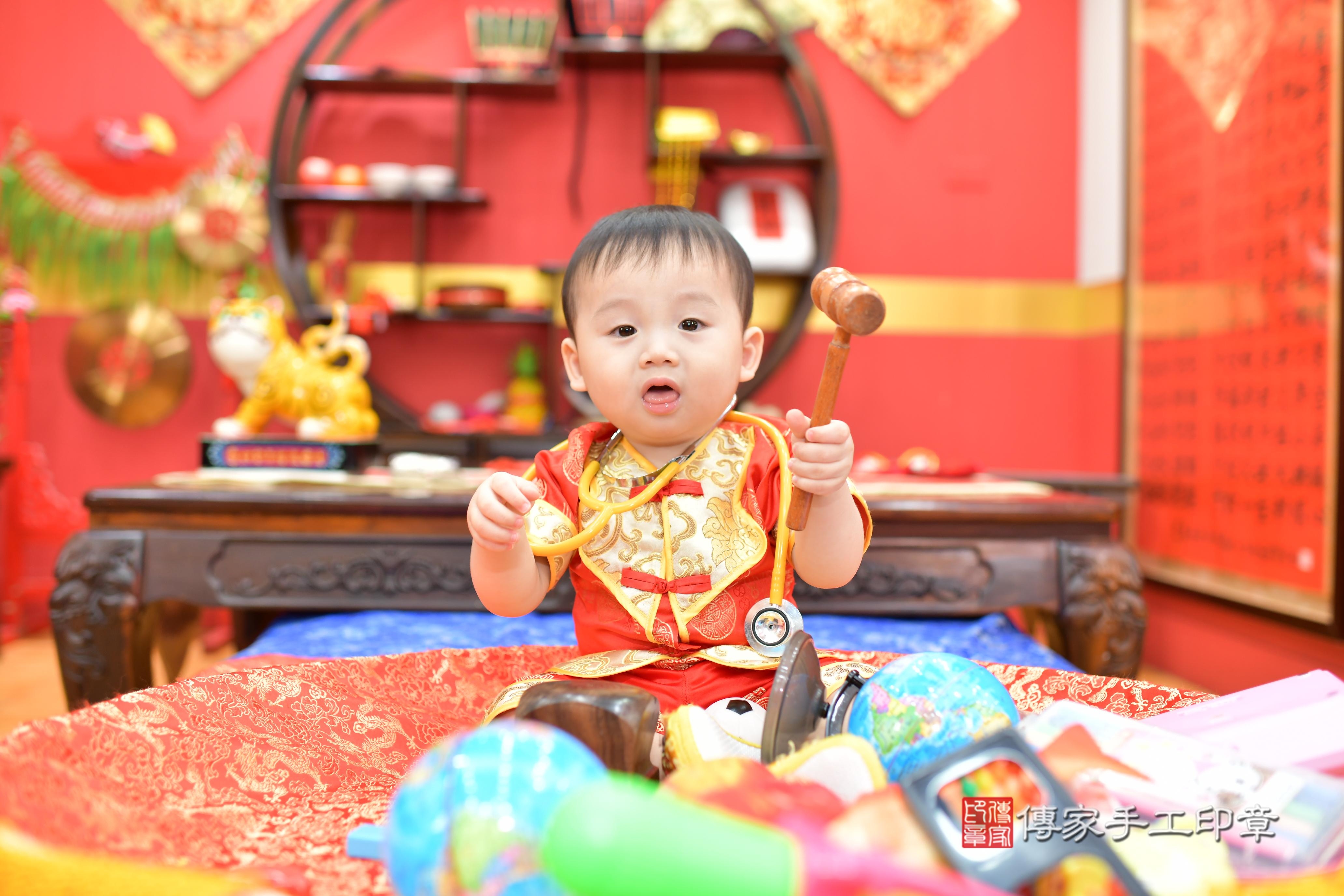 傳家手工印章桃園店、抓周、度脺、美式風會場、傳家嬰兒古禮、吉祥話、抓周道具物品24種、拍照。抓周證書。寶寶抓周、滿周歲、生日快樂、祝福 傳家手工印章桃園店、抓周、度脺、美式風會場、傳家嬰兒古禮、吉祥話、抓周道具物品24種、拍照。抓周證書。寶寶抓周、滿周歲、生日快樂、祝福
