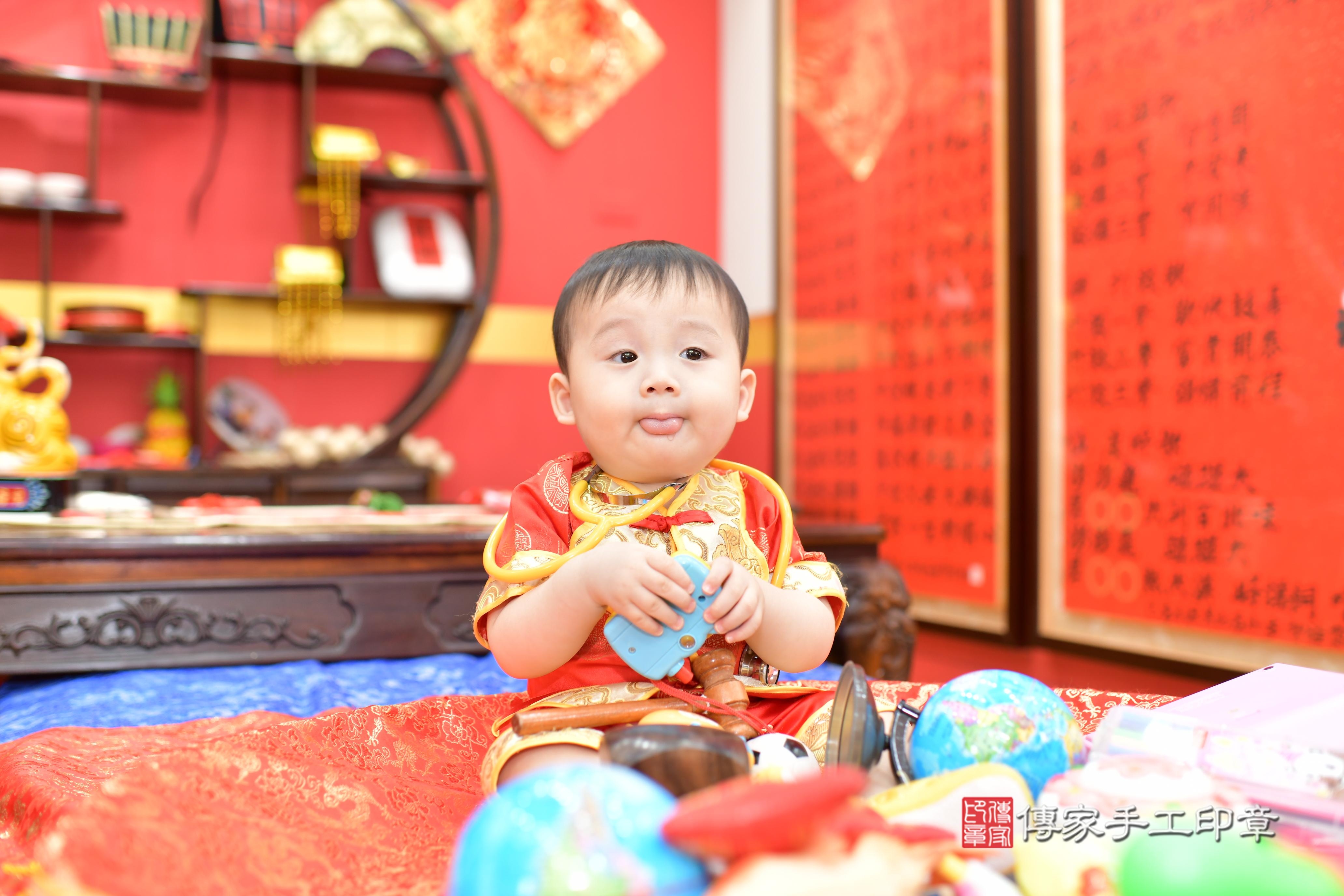 傳家手工印章桃園店、抓周、度脺、美式風會場、傳家嬰兒古禮、吉祥話、抓周道具物品24種、拍照。抓周證書。寶寶抓周、滿周歲、生日快樂、祝福 傳家手工印章桃園店、抓周、度脺、美式風會場、傳家嬰兒古禮、吉祥話、抓周道具物品24種、拍照。抓周證書。寶寶抓周、滿周歲、生日快樂、祝福