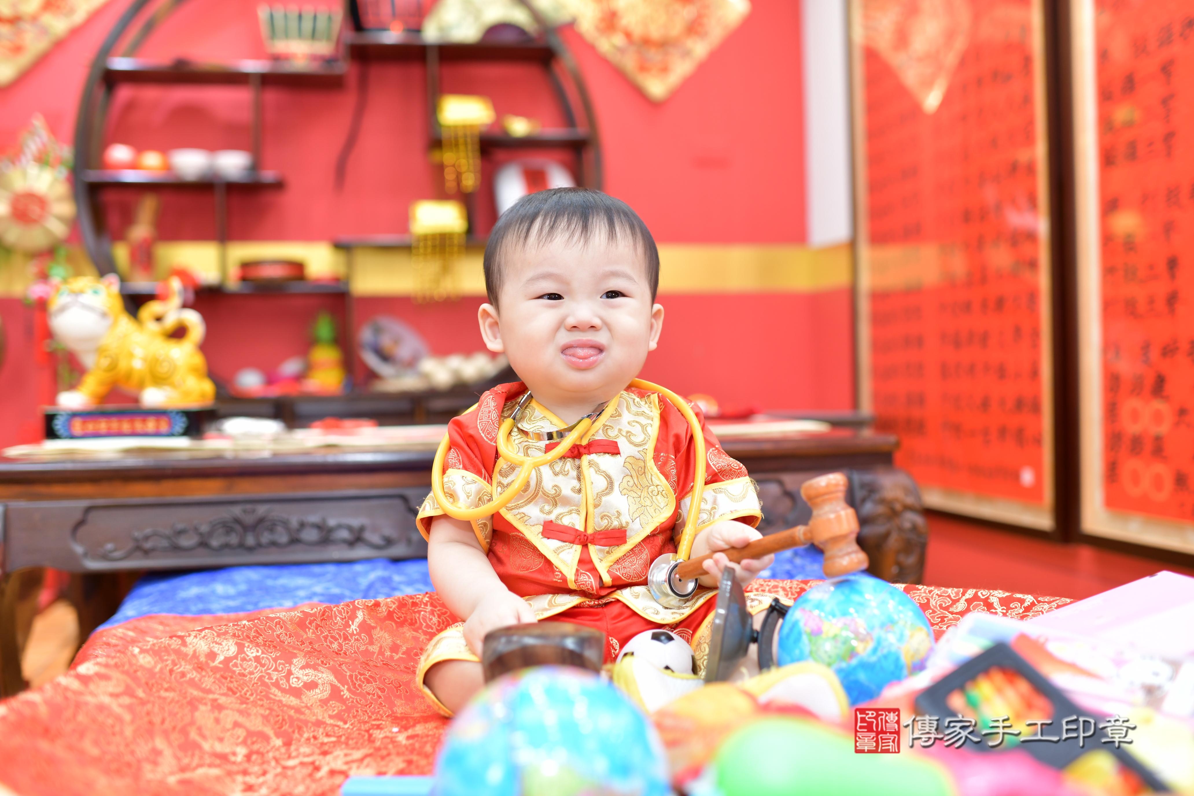 傳家手工印章桃園店、抓周、度脺、美式風會場、傳家嬰兒古禮、吉祥話、抓周道具物品24種、拍照。抓周證書。寶寶抓周、滿周歲、生日快樂、祝福 傳家手工印章桃園店、抓周、度脺、美式風會場、傳家嬰兒古禮、吉祥話、抓周道具物品24種、拍照。抓周證書。寶寶抓周、滿周歲、生日快樂、祝福