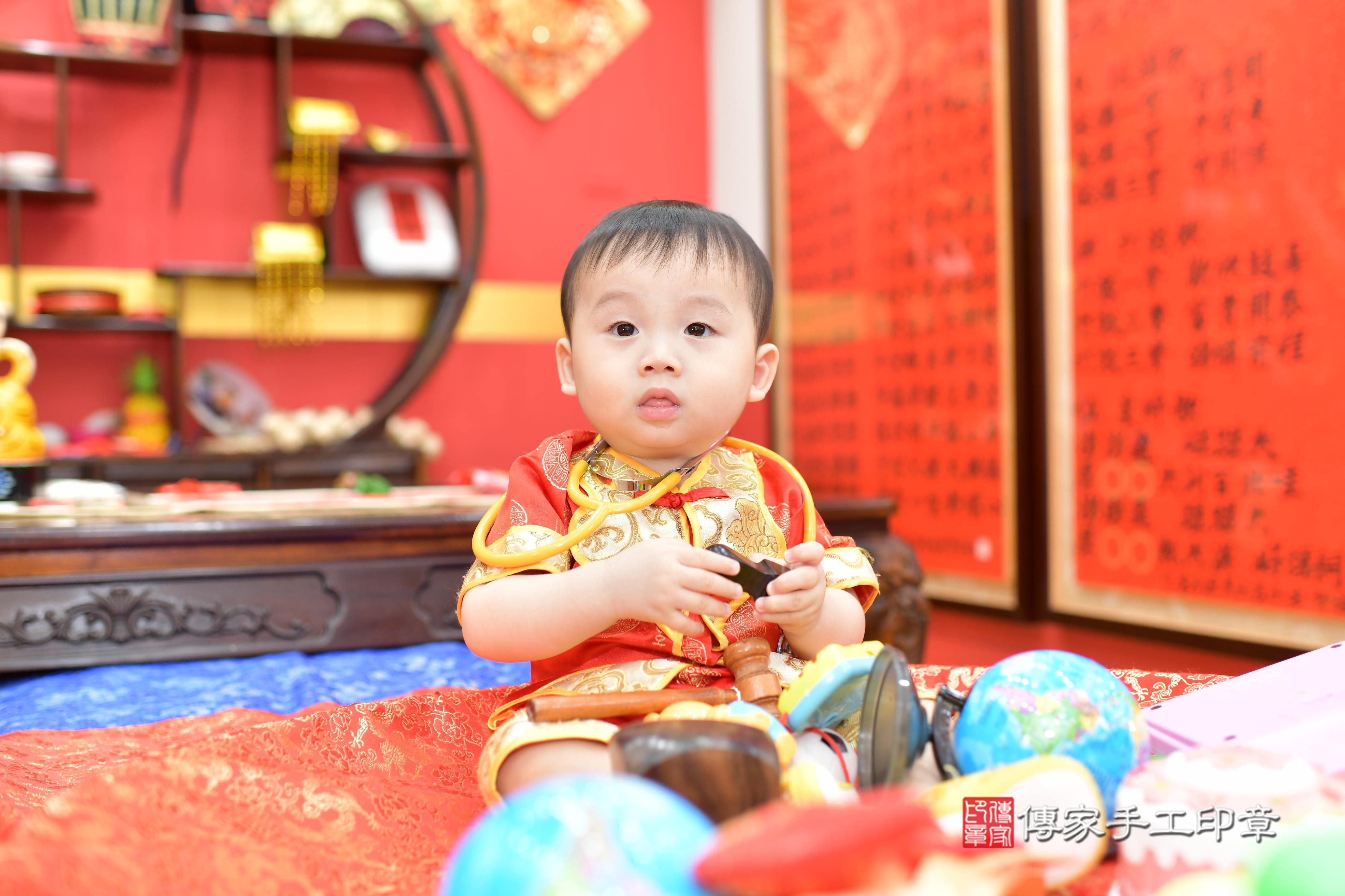傳家手工印章桃園店、抓周、度脺、美式風會場、傳家嬰兒古禮、吉祥話、抓周道具物品24種、拍照。抓周證書。寶寶抓周、滿周歲、生日快樂、祝福 傳家手工印章桃園店、抓周、度脺、美式風會場、傳家嬰兒古禮、吉祥話、抓周道具物品24種、拍照。抓周證書。寶寶抓周、滿周歲、生日快樂、祝福