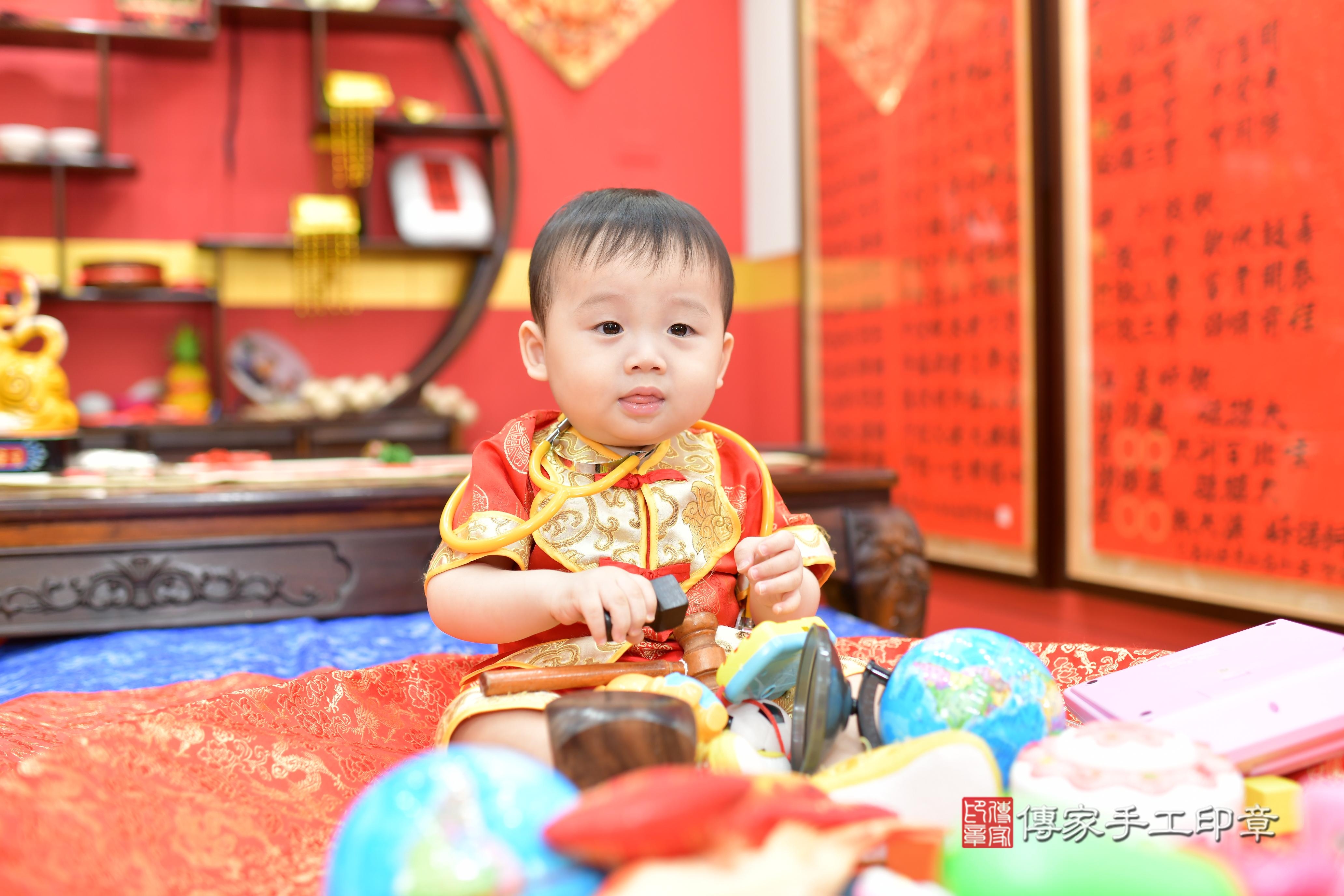 傳家手工印章桃園店、抓周、度脺、美式風會場、傳家嬰兒古禮、吉祥話、抓周道具物品24種、拍照。抓周證書。寶寶抓周、滿周歲、生日快樂、祝福 傳家手工印章桃園店、抓周、度脺、美式風會場、傳家嬰兒古禮、吉祥話、抓周道具物品24種、拍照。抓周證書。寶寶抓周、滿周歲、生日快樂、祝福