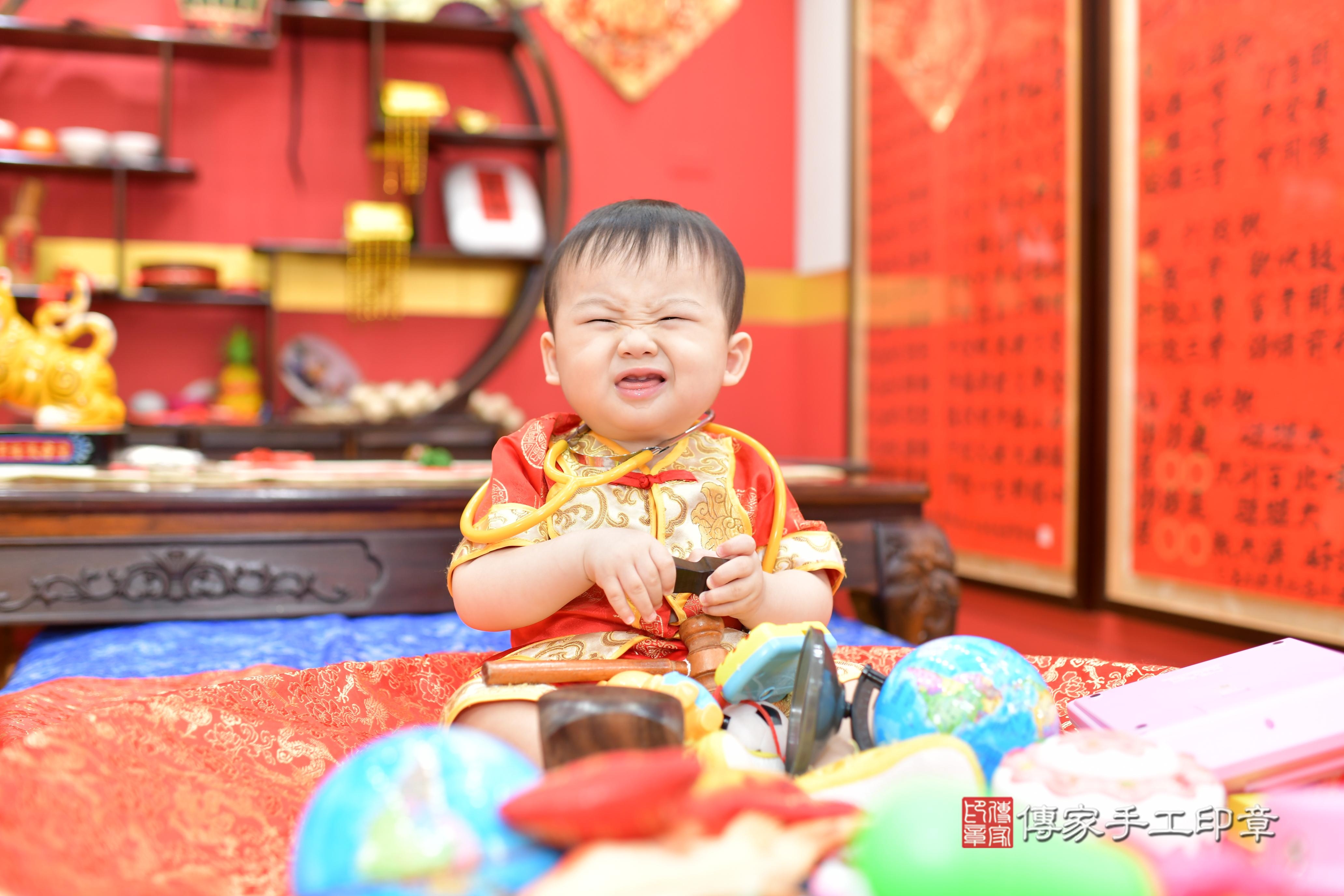 傳家手工印章桃園店、抓周、度脺、美式風會場、傳家嬰兒古禮、吉祥話、抓周道具物品24種、拍照。抓周證書。寶寶抓周、滿周歲、生日快樂、祝福 傳家手工印章桃園店、抓周、度脺、美式風會場、傳家嬰兒古禮、吉祥話、抓周道具物品24種、拍照。抓周證書。寶寶抓周、滿周歲、生日快樂、祝福