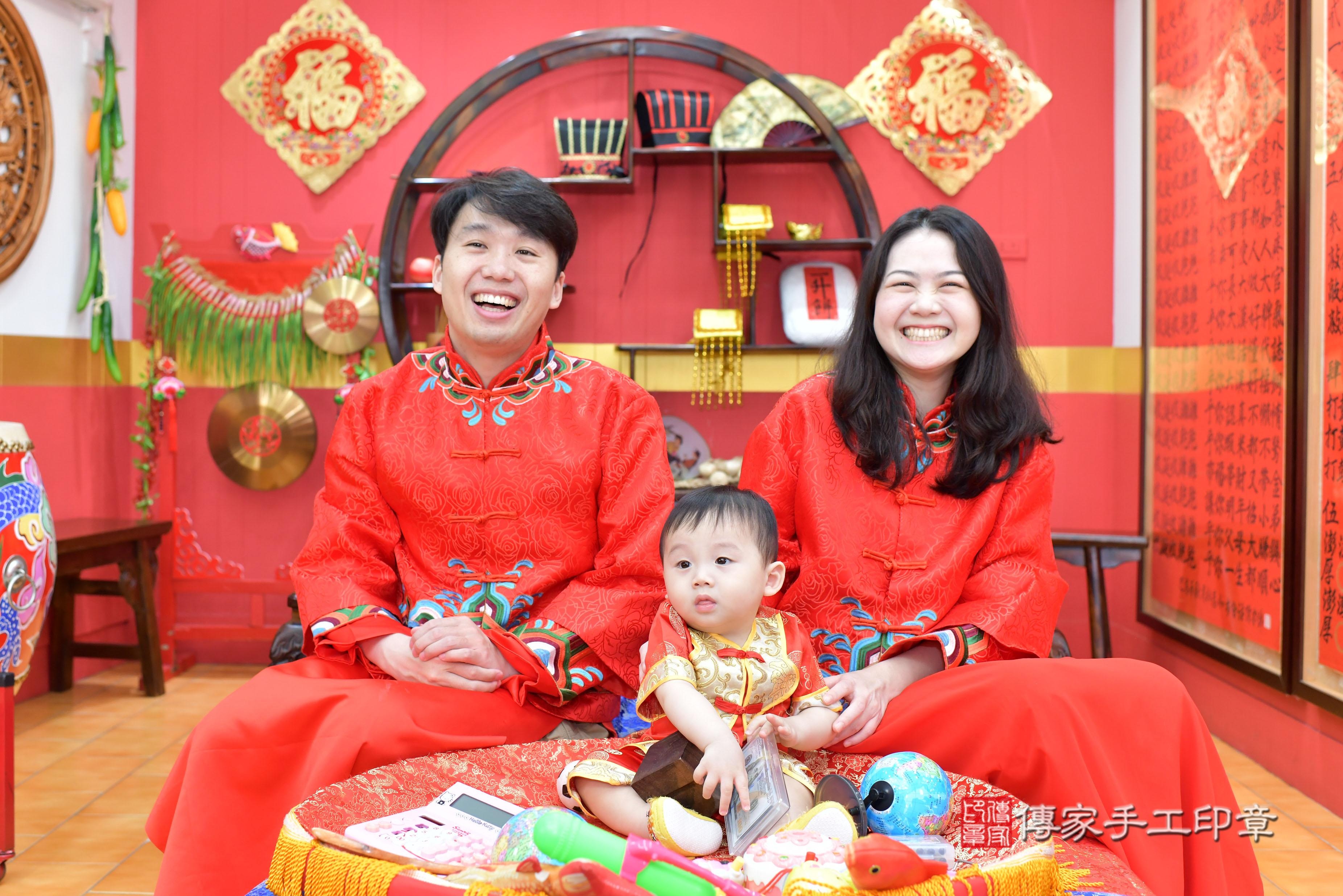 傳家手工印章桃園店、抓周、度脺、美式風會場、傳家嬰兒古禮、吉祥話、抓周道具物品24種、拍照。抓周證書。寶寶抓周、滿周歲、生日快樂、祝福 傳家手工印章桃園店、抓周、度脺、美式風會場、傳家嬰兒古禮、吉祥話、抓周道具物品24種、拍照。抓周證書。寶寶抓周、滿周歲、生日快樂、祝福