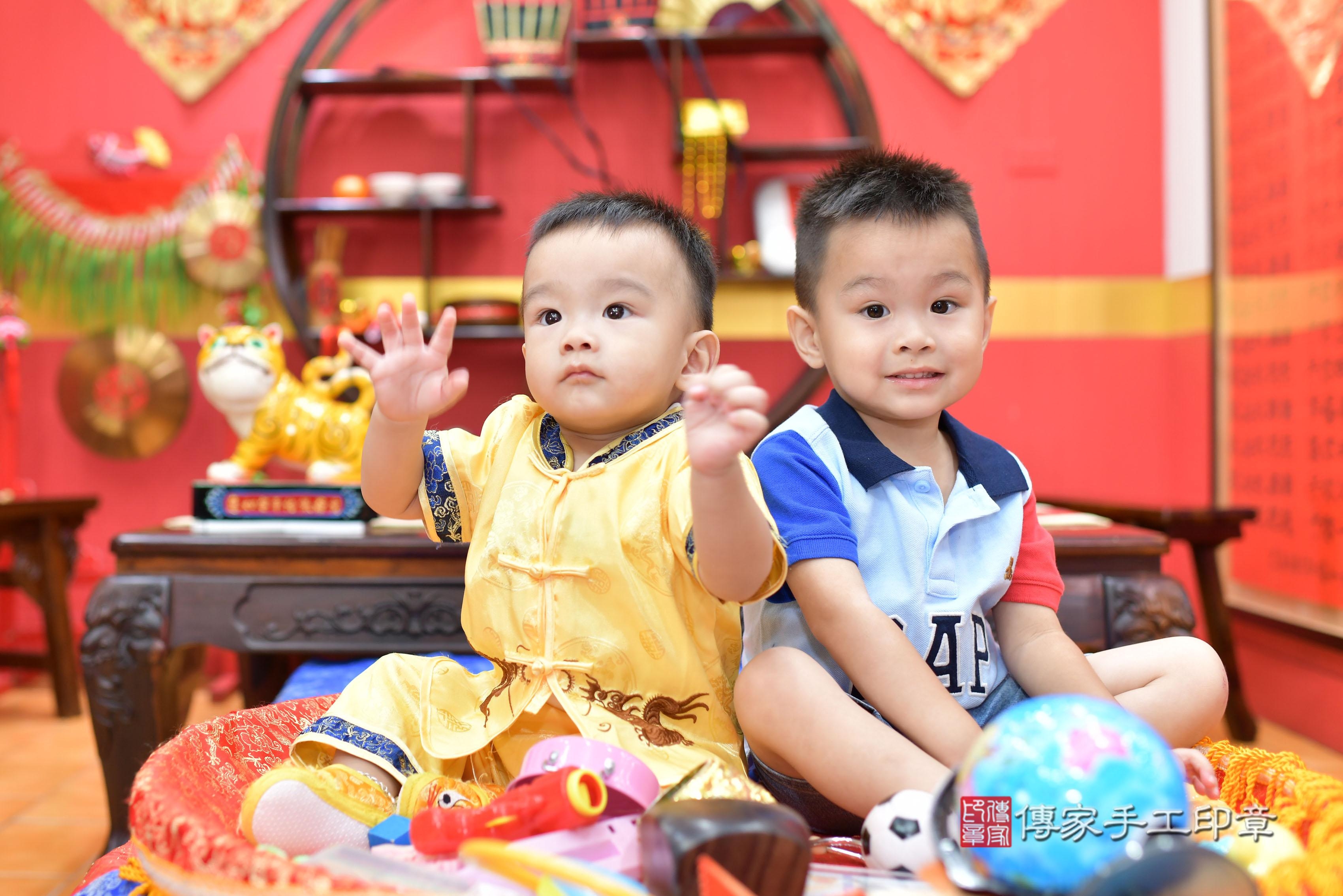 傳家手工印章桃園店、抓周、度脺、美式風會場、傳家嬰兒古禮、吉祥話、抓周道具物品24種、拍照。抓周證書。寶寶抓周、滿周歲、生日快樂、祝福 傳家手工印章桃園店、抓周、度脺、美式風會場、傳家嬰兒古禮、吉祥話、抓周道具物品24種、拍照。抓周證書。寶寶抓周、滿周歲、生日快樂、祝福