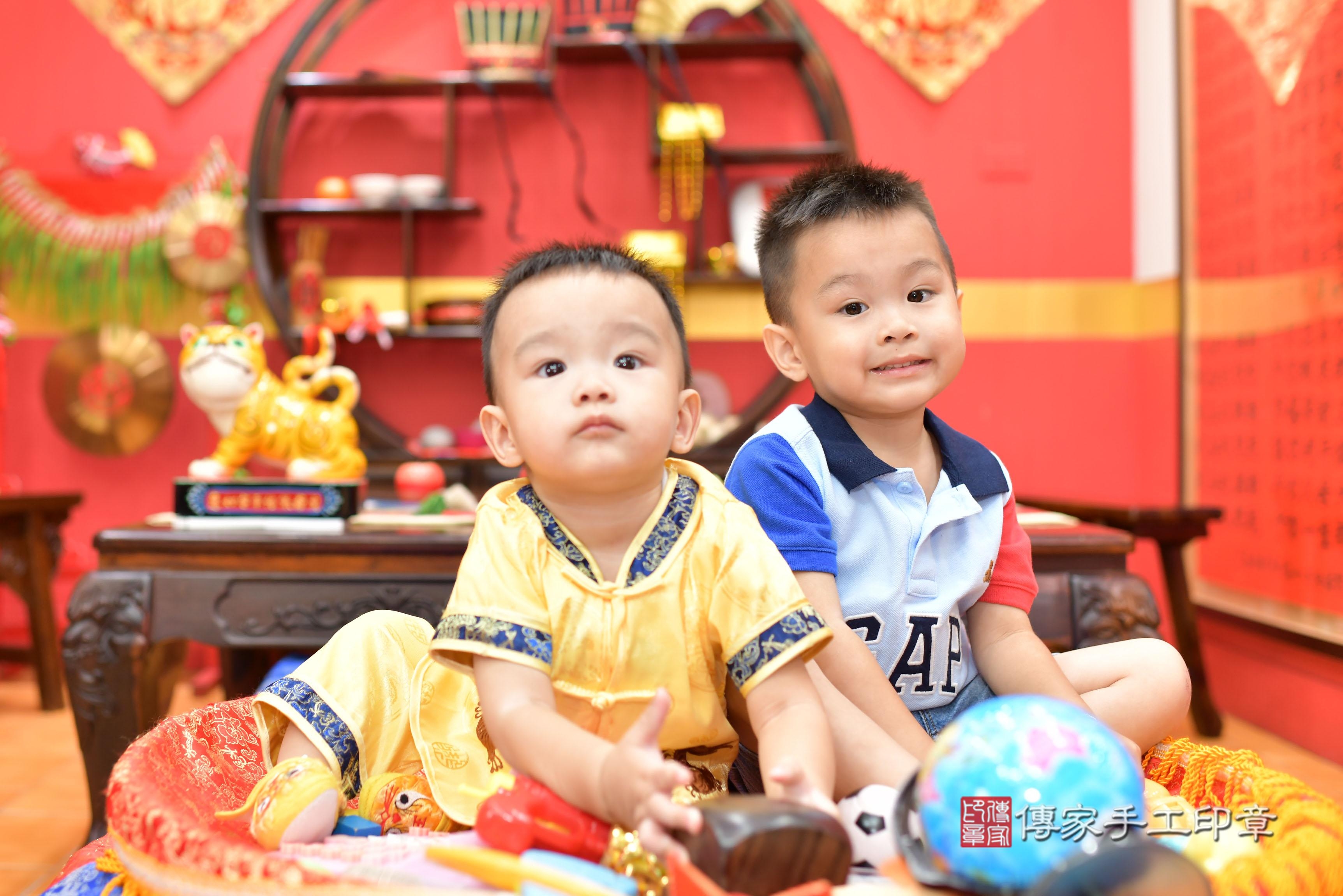 傳家手工印章桃園店、抓周、度脺、美式風會場、傳家嬰兒古禮、吉祥話、抓周道具物品24種、拍照。抓周證書。寶寶抓周、滿周歲、生日快樂、祝福 傳家手工印章桃園店、抓周、度脺、美式風會場、傳家嬰兒古禮、吉祥話、抓周道具物品24種、拍照。抓周證書。寶寶抓周、滿周歲、生日快樂、祝福