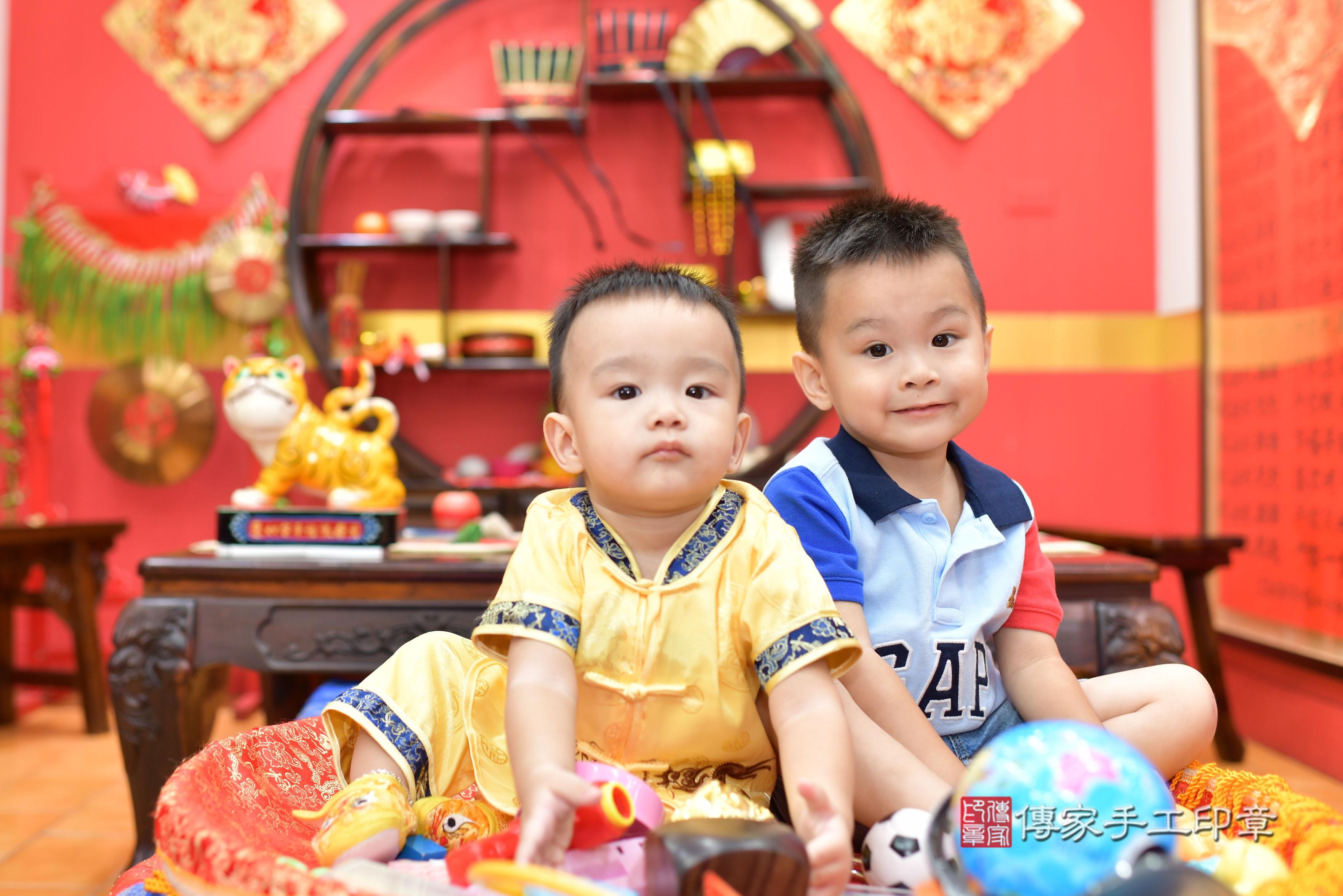 傳家手工印章桃園店、抓周、度脺、美式風會場、傳家嬰兒古禮、吉祥話、抓周道具物品24種、拍照。抓周證書。寶寶抓周、滿周歲、生日快樂、祝福 傳家手工印章桃園店、抓周、度脺、美式風會場、傳家嬰兒古禮、吉祥話、抓周道具物品24種、拍照。抓周證書。寶寶抓周、滿周歲、生日快樂、祝福