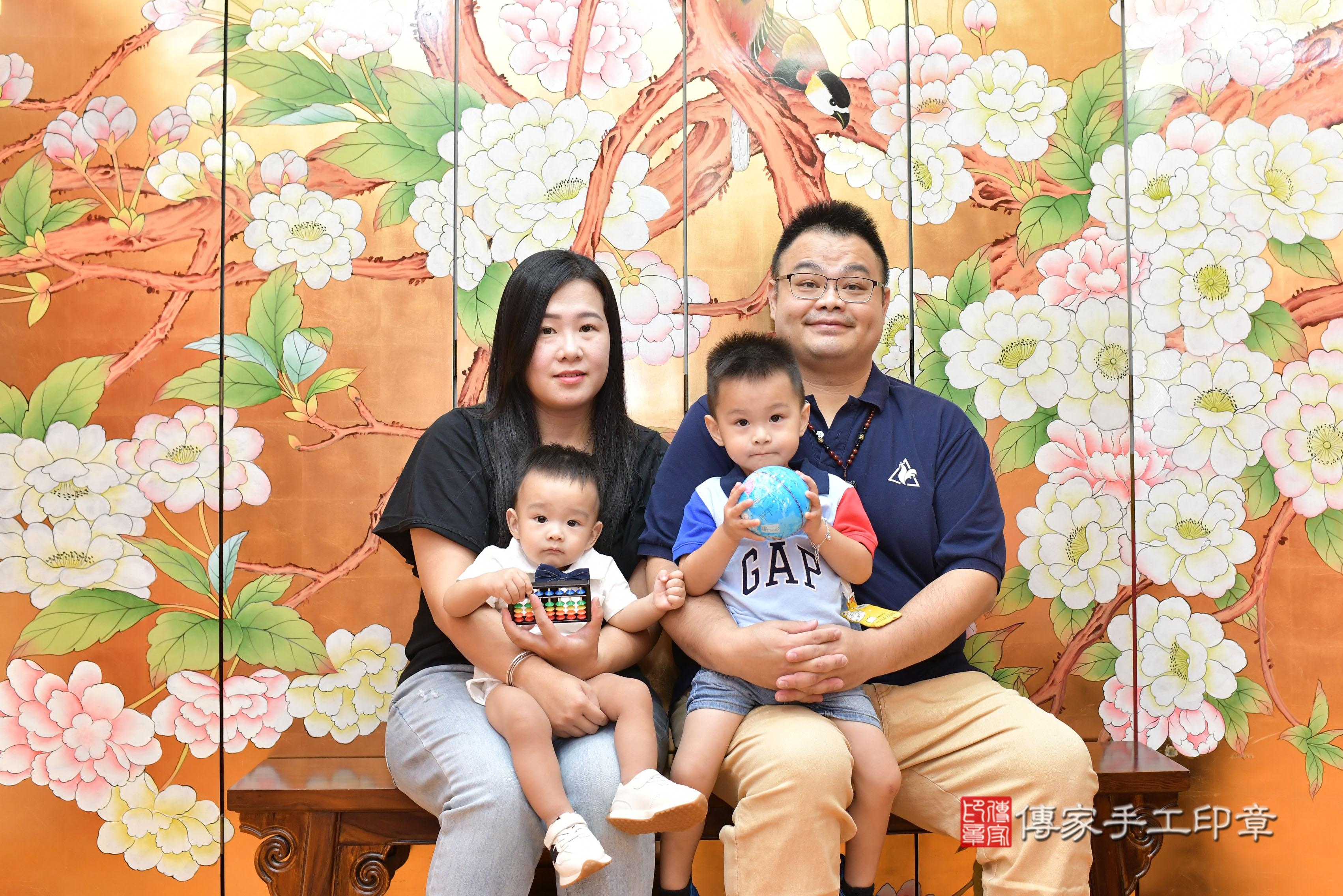 傳家手工印章桃園店、抓周、度脺、美式風會場、傳家嬰兒古禮、吉祥話、抓周道具物品24種、拍照。抓周證書。寶寶抓周、滿周歲、生日快樂、祝福 傳家手工印章桃園店、抓周、度脺、美式風會場、傳家嬰兒古禮、吉祥話、抓周道具物品24種、拍照。抓周證書。寶寶抓周、滿周歲、生日快樂、祝福