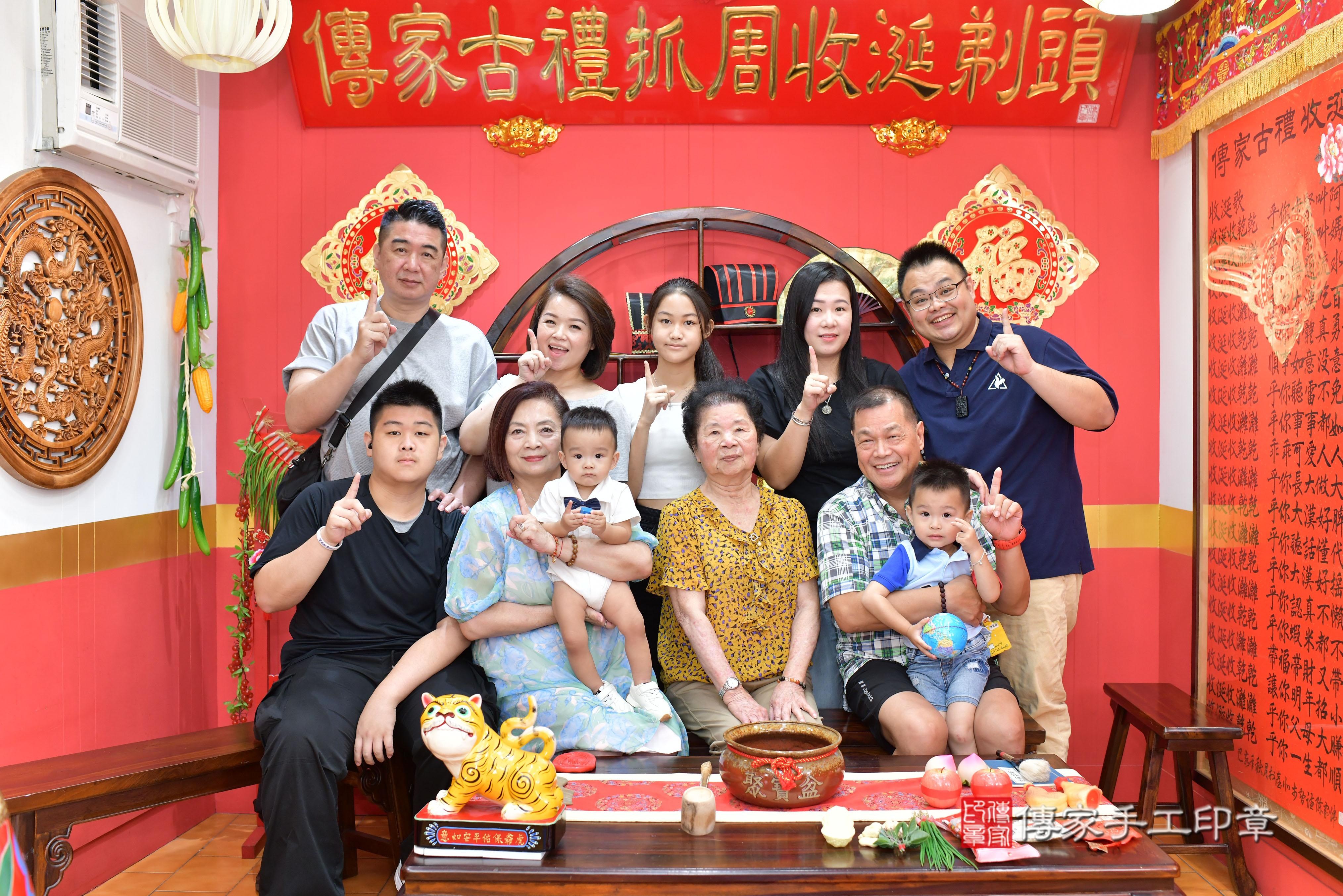 傳家手工印章桃園店、抓周、度脺、美式風會場、傳家嬰兒古禮、吉祥話、抓周道具物品24種、拍照。抓周證書。寶寶抓周、滿周歲、生日快樂、祝福 傳家手工印章桃園店、抓周、度脺、美式風會場、傳家嬰兒古禮、吉祥話、抓周道具物品24種、拍照。抓周證書。寶寶抓周、滿周歲、生日快樂、祝福