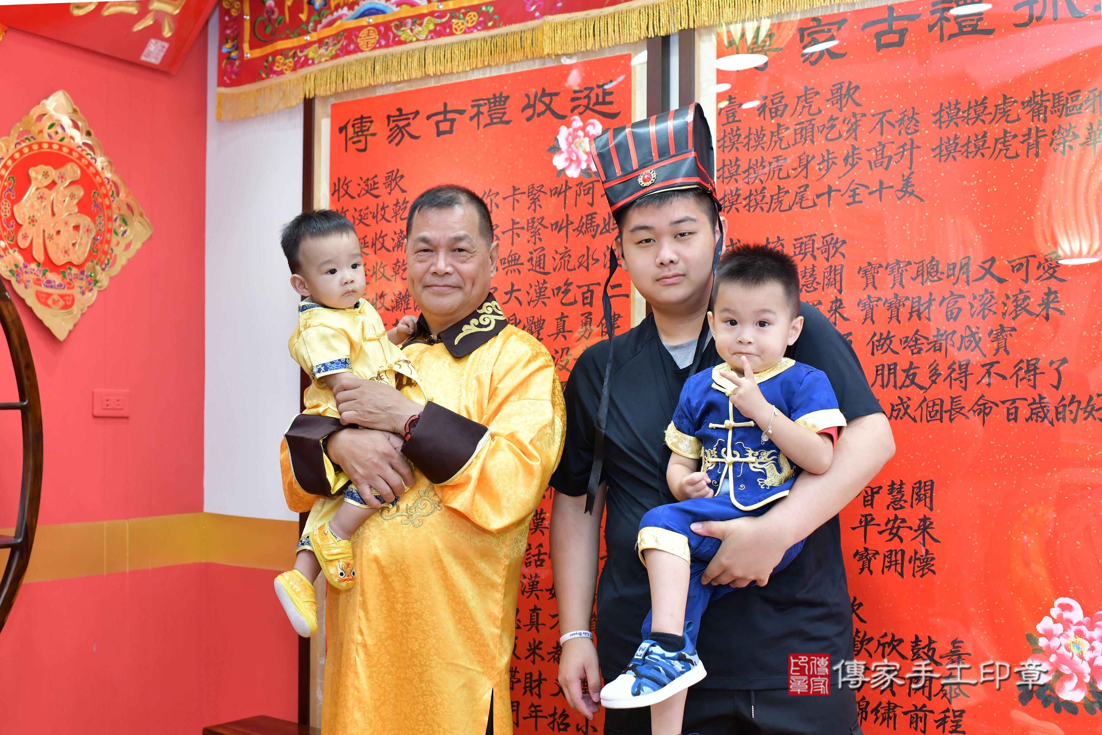 傳家手工印章桃園店、抓周、度脺、美式風會場、傳家嬰兒古禮、吉祥話、抓周道具物品24種、拍照。抓周證書。寶寶抓周、滿周歲、生日快樂、祝福 傳家手工印章桃園店、抓周、度脺、美式風會場、傳家嬰兒古禮、吉祥話、抓周道具物品24種、拍照。抓周證書。寶寶抓周、滿周歲、生日快樂、祝福