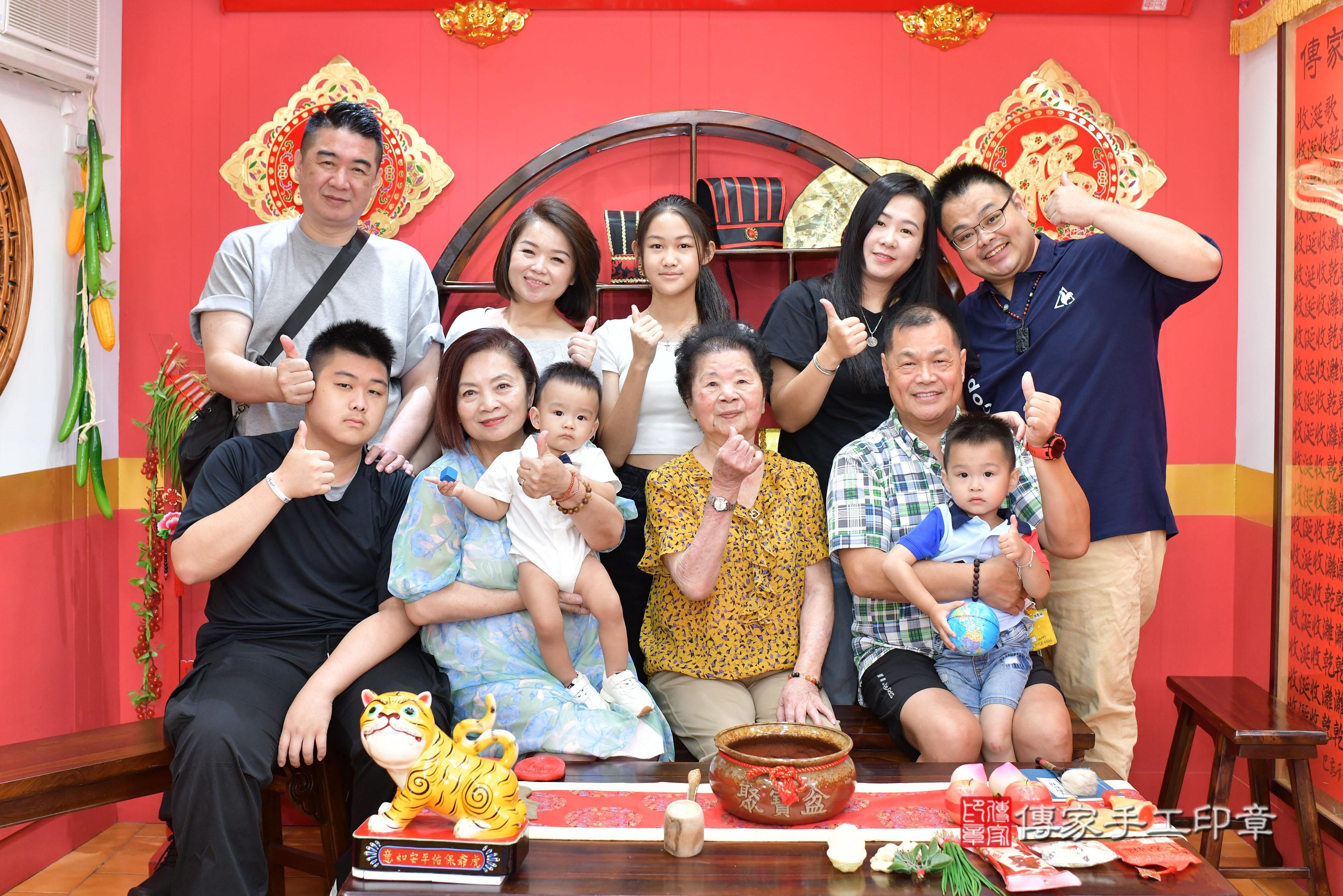 傳家手工印章桃園店、抓周、度脺、美式風會場、傳家嬰兒古禮、吉祥話、抓周道具物品24種、拍照。抓周證書。寶寶抓周、滿周歲、生日快樂、祝福 傳家手工印章桃園店、抓周、度脺、美式風會場、傳家嬰兒古禮、吉祥話、抓周道具物品24種、拍照。抓周證書。寶寶抓周、滿周歲、生日快樂、祝福