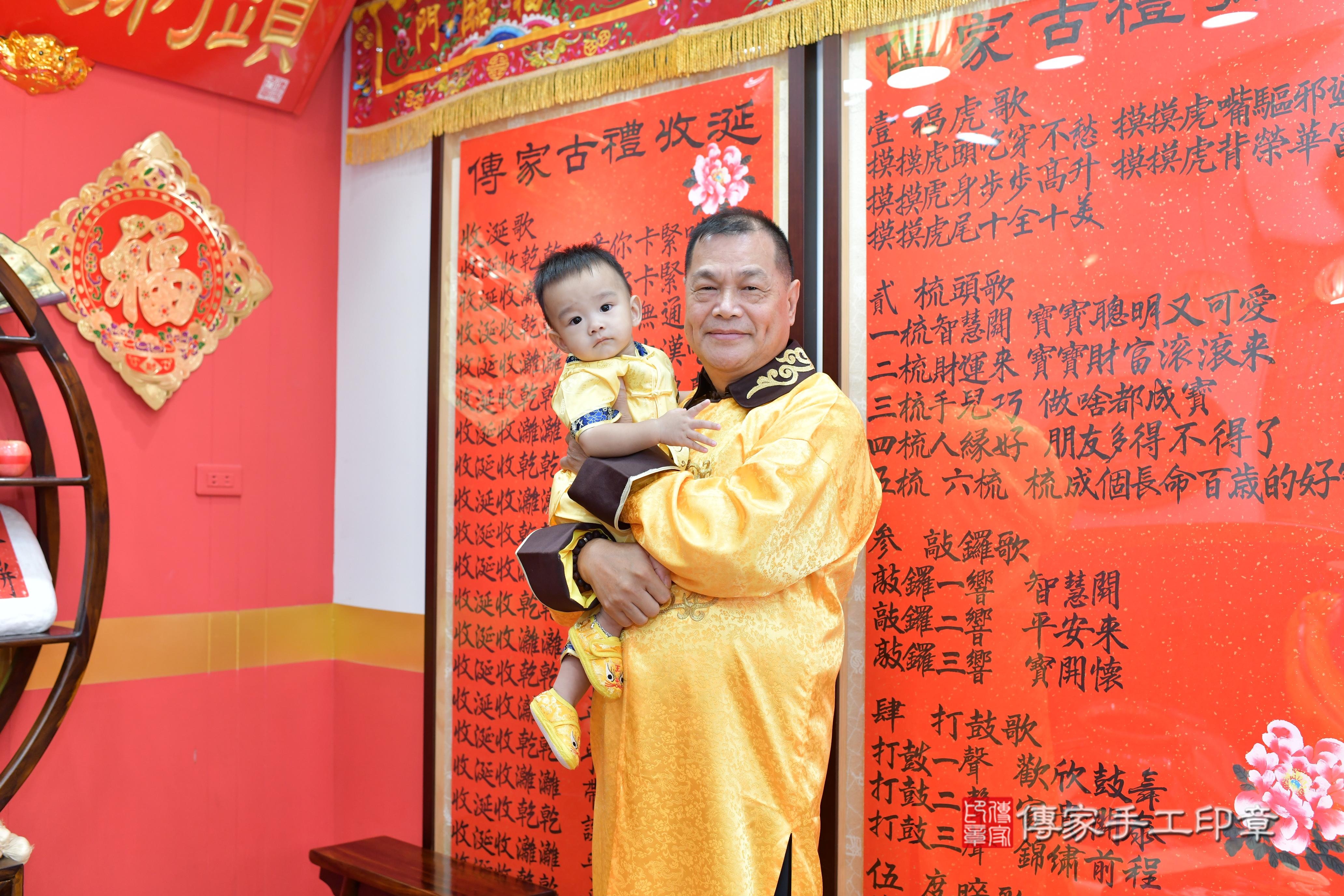 傳家手工印章桃園店、抓周、度脺、美式風會場、傳家嬰兒古禮、吉祥話、抓周道具物品24種、拍照。抓周證書。寶寶抓周、滿周歲、生日快樂、祝福 傳家手工印章桃園店、抓周、度脺、美式風會場、傳家嬰兒古禮、吉祥話、抓周道具物品24種、拍照。抓周證書。寶寶抓周、滿周歲、生日快樂、祝福