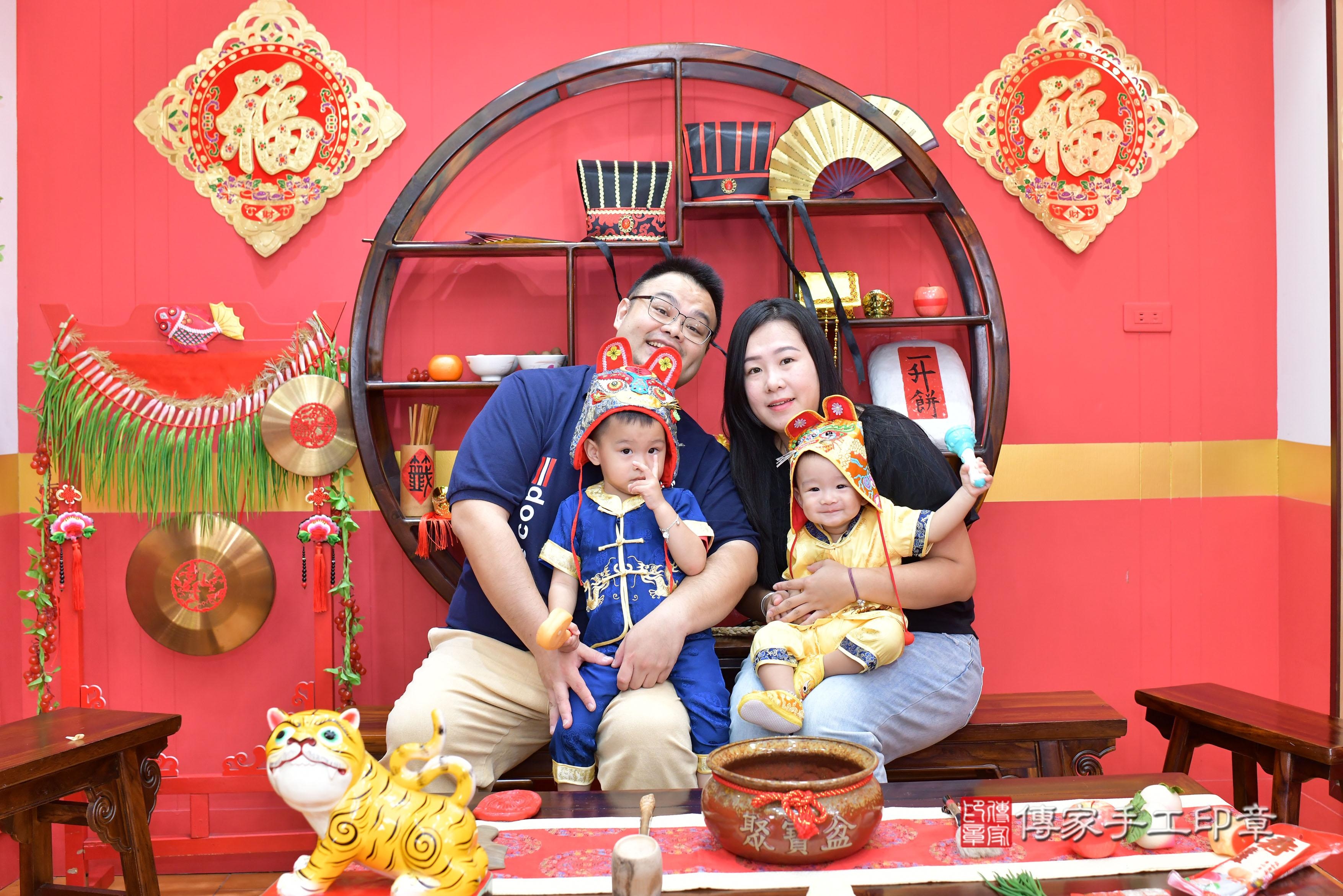 傳家手工印章桃園店、抓周、度脺、美式風會場、傳家嬰兒古禮、吉祥話、抓周道具物品24種、拍照。抓周證書。寶寶抓周、滿周歲、生日快樂、祝福 傳家手工印章桃園店、抓周、度脺、美式風會場、傳家嬰兒古禮、吉祥話、抓周道具物品24種、拍照。抓周證書。寶寶抓周、滿周歲、生日快樂、祝福