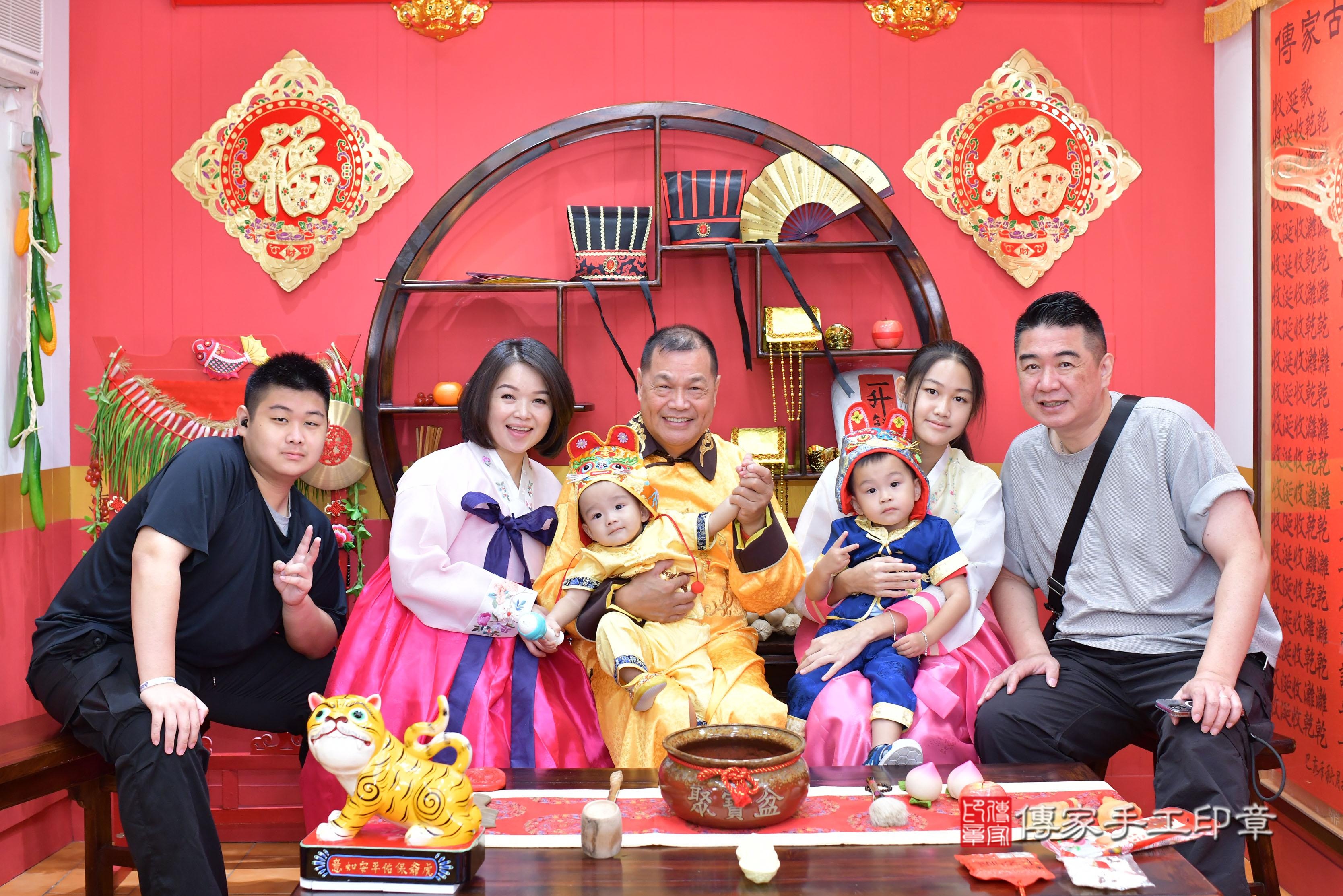 傳家手工印章桃園店、抓周、度脺、美式風會場、傳家嬰兒古禮、吉祥話、抓周道具物品24種、拍照。抓周證書。寶寶抓周、滿周歲、生日快樂、祝福 傳家手工印章桃園店、抓周、度脺、美式風會場、傳家嬰兒古禮、吉祥話、抓周道具物品24種、拍照。抓周證書。寶寶抓周、滿周歲、生日快樂、祝福