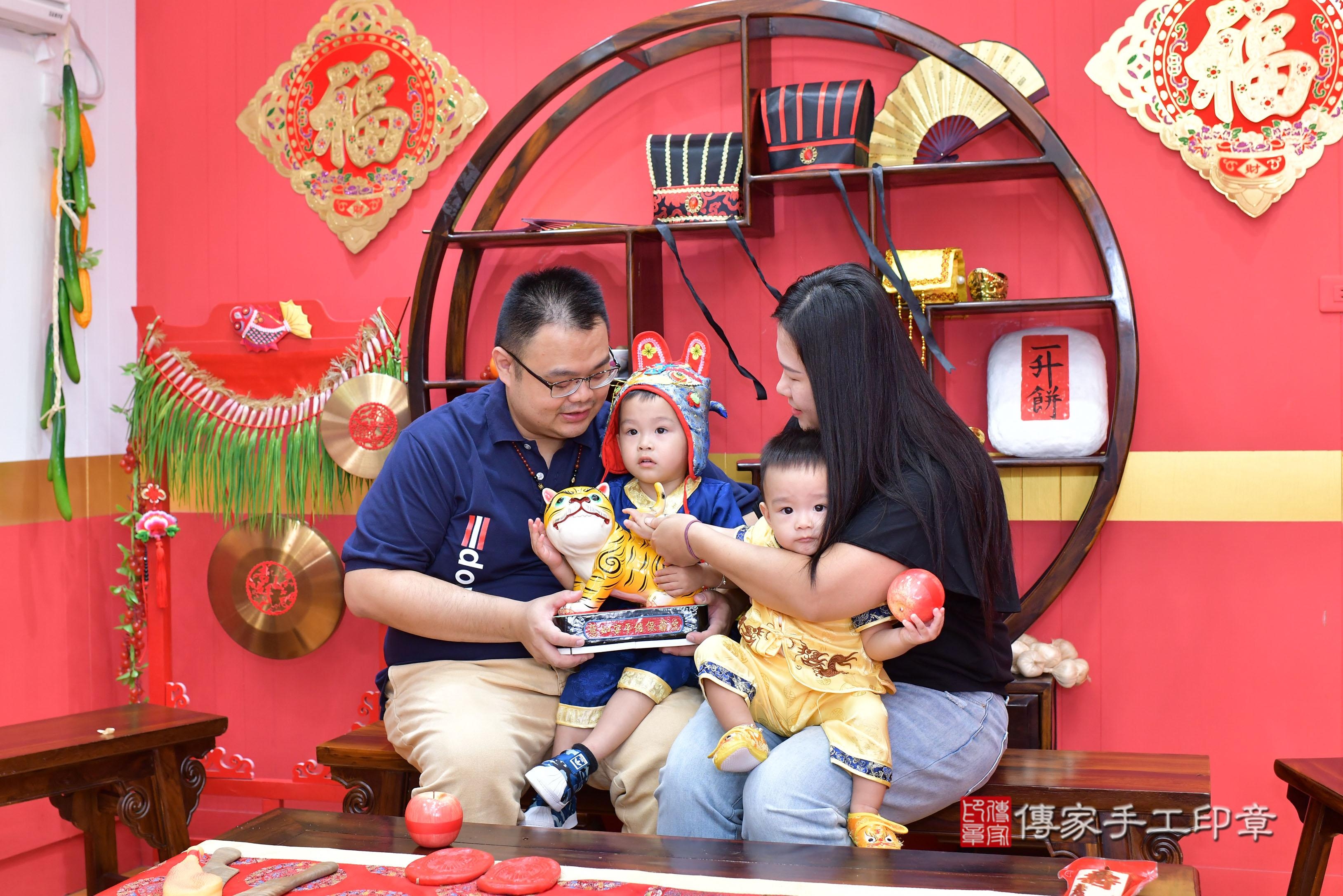 傳家手工印章桃園店、抓周、度脺、美式風會場、傳家嬰兒古禮、吉祥話、抓周道具物品24種、拍照。抓周證書。寶寶抓周、滿周歲、生日快樂、祝福 傳家手工印章桃園店、抓周、度脺、美式風會場、傳家嬰兒古禮、吉祥話、抓周道具物品24種、拍照。抓周證書。寶寶抓周、滿周歲、生日快樂、祝福