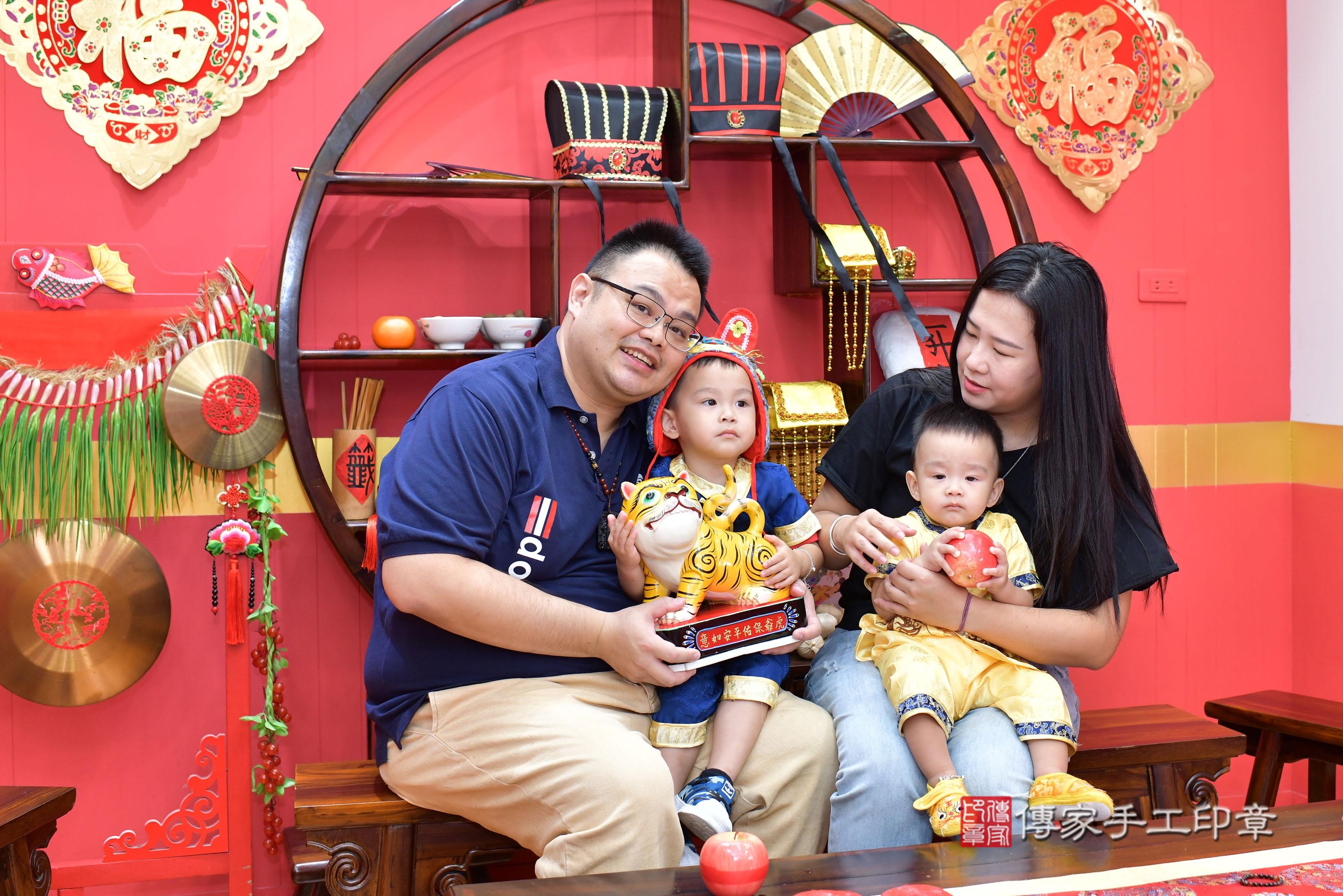 傳家手工印章桃園店、抓周、度脺、美式風會場、傳家嬰兒古禮、吉祥話、抓周道具物品24種、拍照。抓周證書。寶寶抓周、滿周歲、生日快樂、祝福 傳家手工印章桃園店、抓周、度脺、美式風會場、傳家嬰兒古禮、吉祥話、抓周道具物品24種、拍照。抓周證書。寶寶抓周、滿周歲、生日快樂、祝福