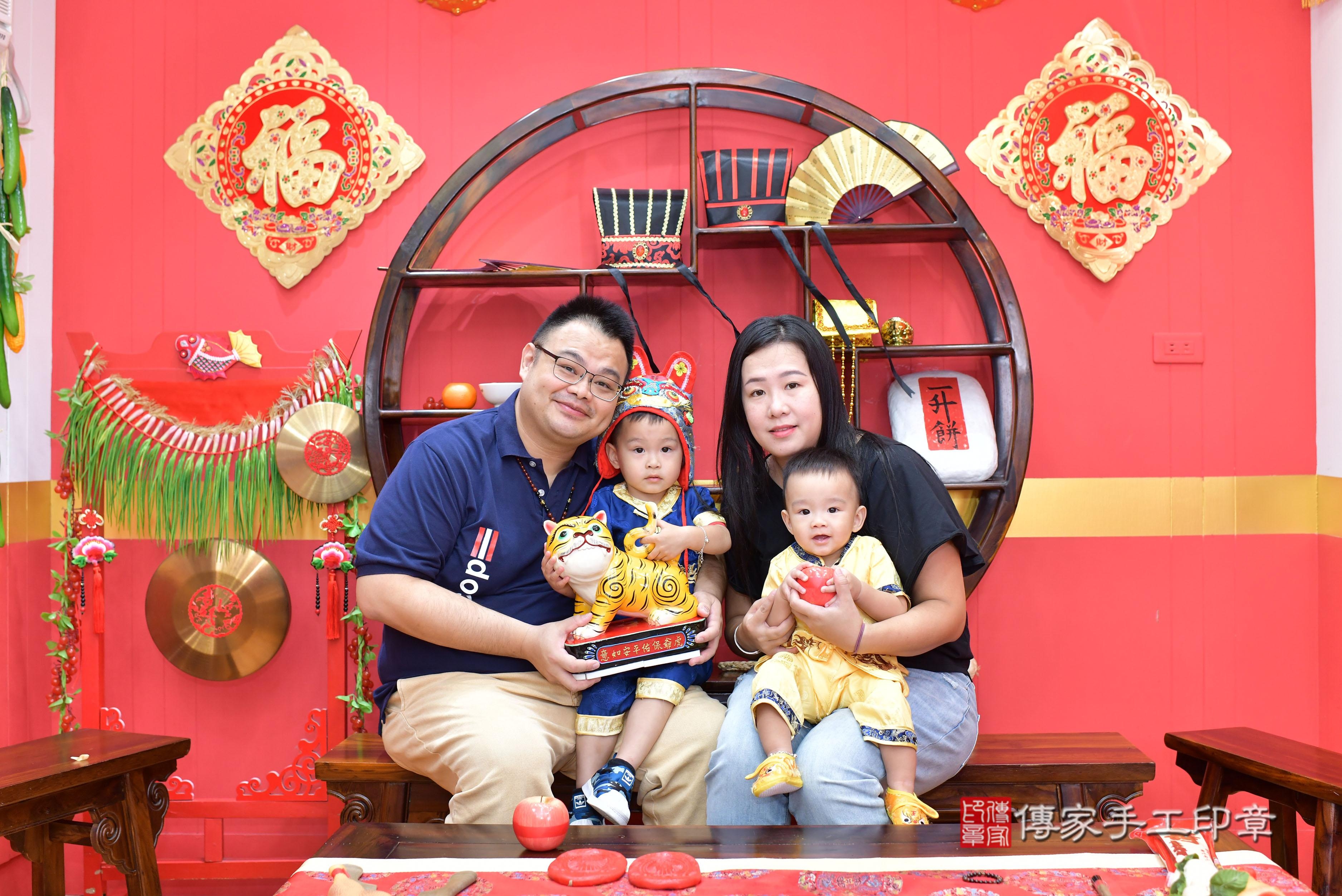 傳家手工印章桃園店、抓周、度脺、美式風會場、傳家嬰兒古禮、吉祥話、抓周道具物品24種、拍照。抓周證書。寶寶抓周、滿周歲、生日快樂、祝福 傳家手工印章桃園店、抓周、度脺、美式風會場、傳家嬰兒古禮、吉祥話、抓周道具物品24種、拍照。抓周證書。寶寶抓周、滿周歲、生日快樂、祝福