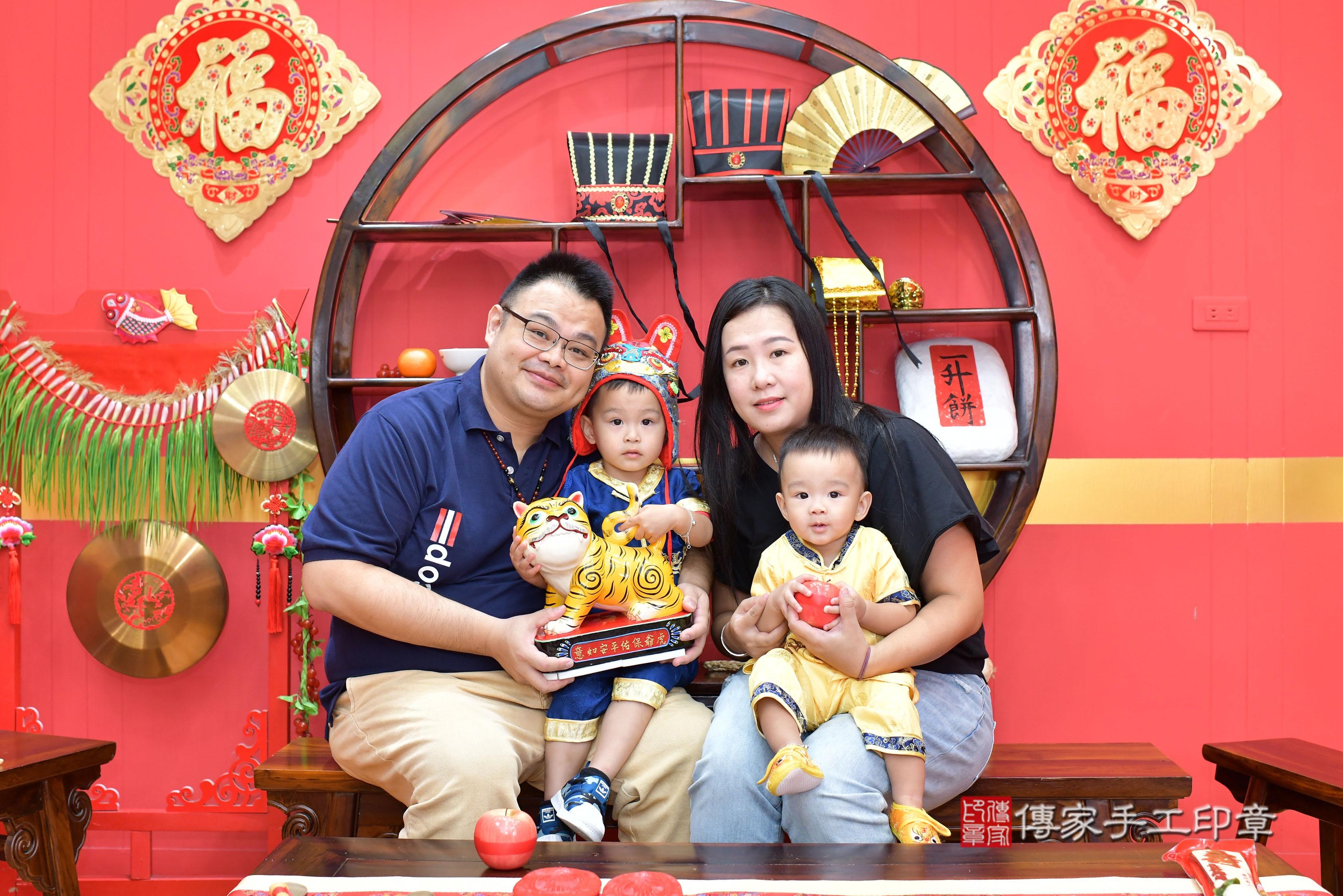 傳家手工印章桃園店、抓周、度脺、美式風會場、傳家嬰兒古禮、吉祥話、抓周道具物品24種、拍照。抓周證書。寶寶抓周、滿周歲、生日快樂、祝福 傳家手工印章桃園店、抓周、度脺、美式風會場、傳家嬰兒古禮、吉祥話、抓周道具物品24種、拍照。抓周證書。寶寶抓周、滿周歲、生日快樂、祝福