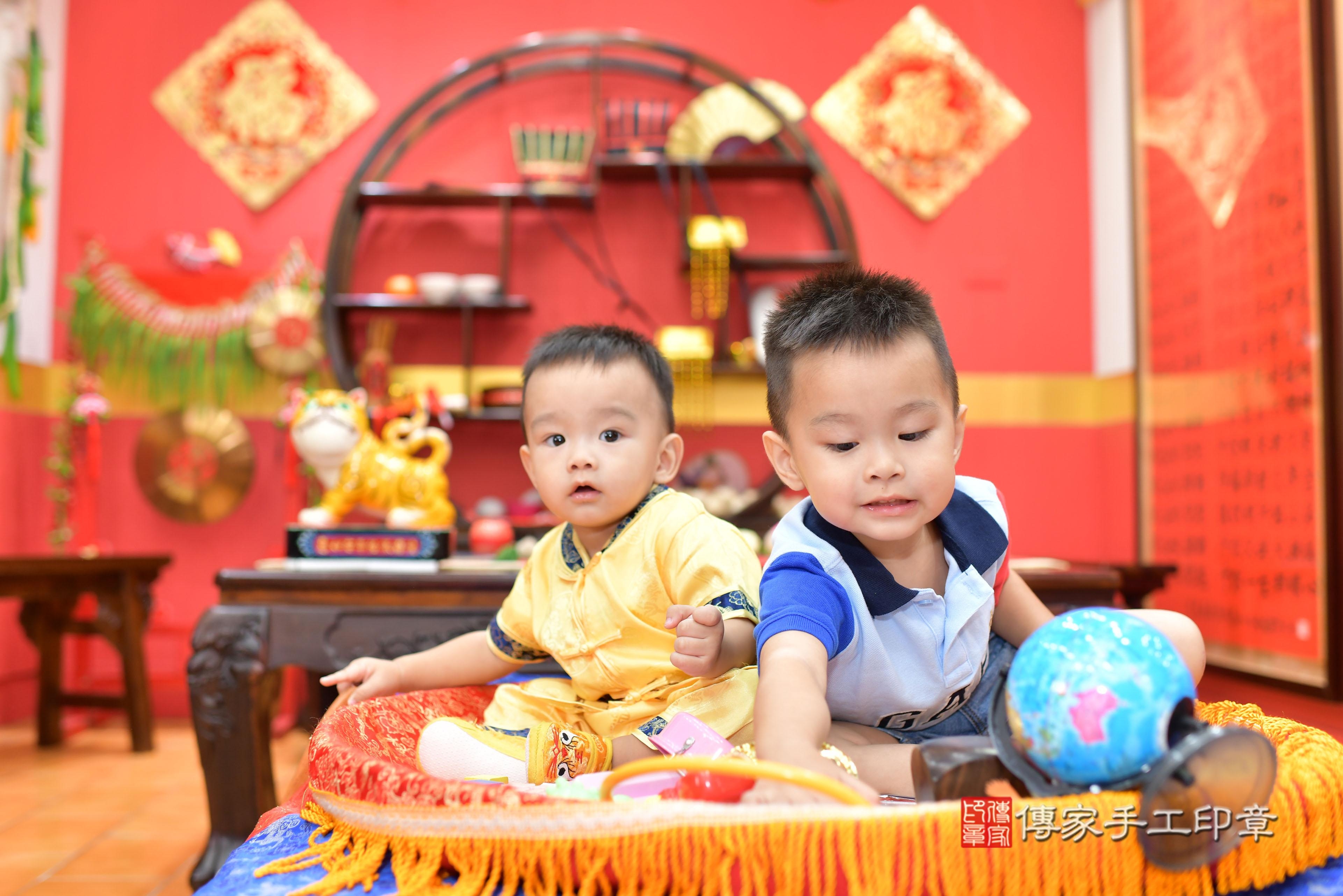 傳家手工印章桃園店、抓周、度脺、美式風會場、傳家嬰兒古禮、吉祥話、抓周道具物品24種、拍照。抓周證書。寶寶抓周、滿周歲、生日快樂、祝福 傳家手工印章桃園店、抓周、度脺、美式風會場、傳家嬰兒古禮、吉祥話、抓周道具物品24種、拍照。抓周證書。寶寶抓周、滿周歲、生日快樂、祝福