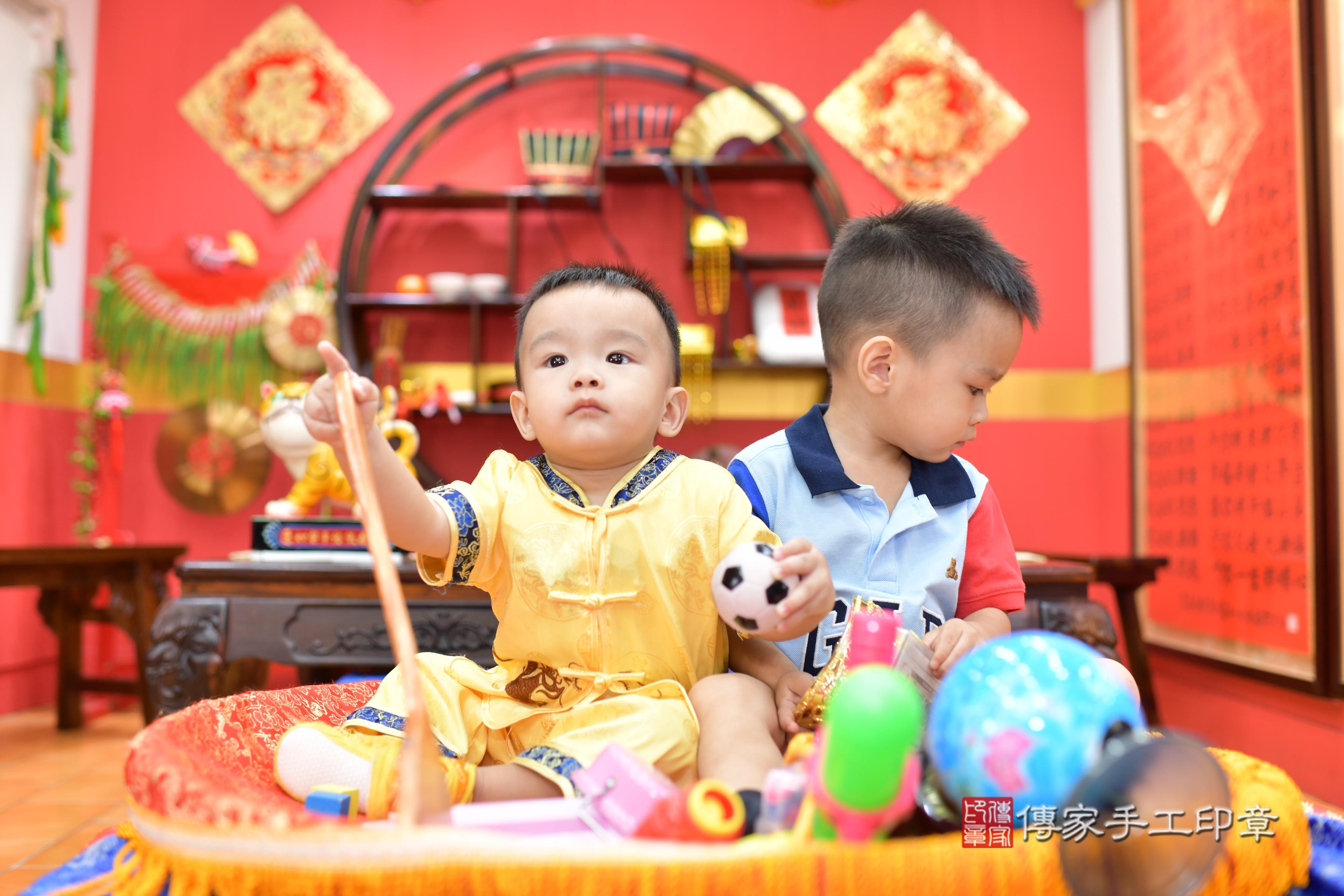 傳家手工印章桃園店、抓周、度脺、美式風會場、傳家嬰兒古禮、吉祥話、抓周道具物品24種、拍照。抓周證書。寶寶抓周、滿周歲、生日快樂、祝福 傳家手工印章桃園店、抓周、度脺、美式風會場、傳家嬰兒古禮、吉祥話、抓周道具物品24種、拍照。抓周證書。寶寶抓周、滿周歲、生日快樂、祝福